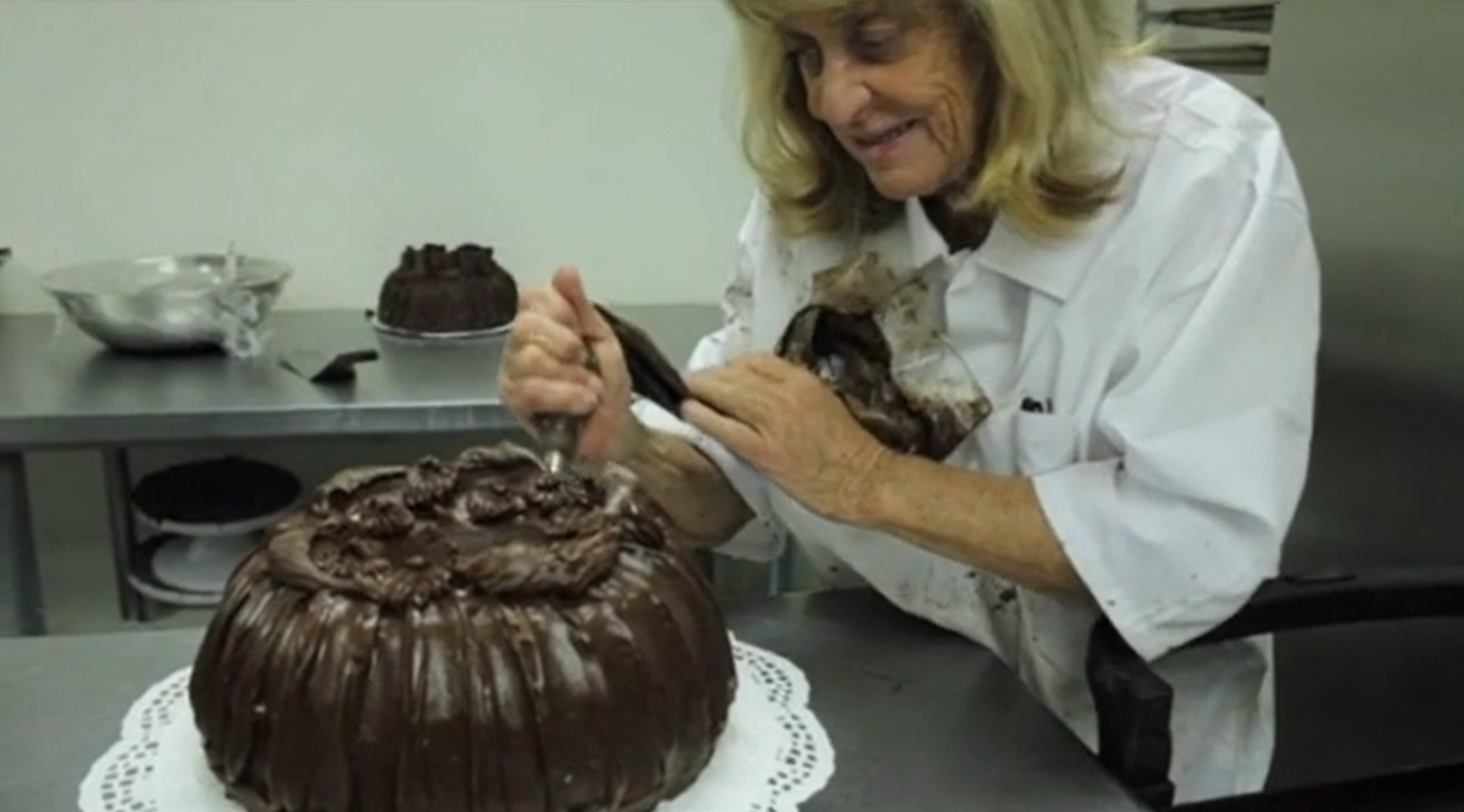 L'actrice travaillant dans sa boulangerie. | Source : Vimeo/daveshelton