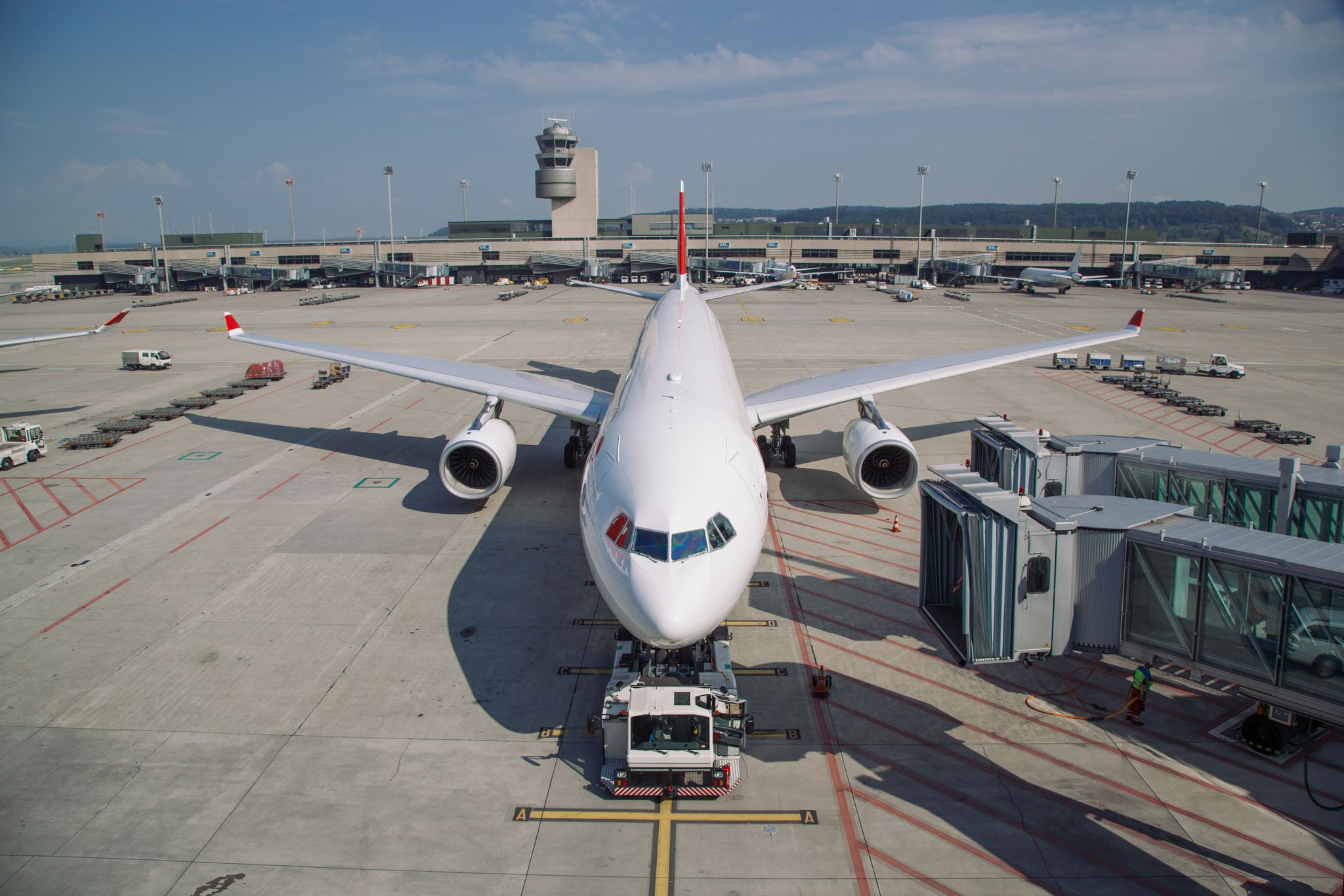 Un avion garé dans un aéroport. | Source : Getty Images