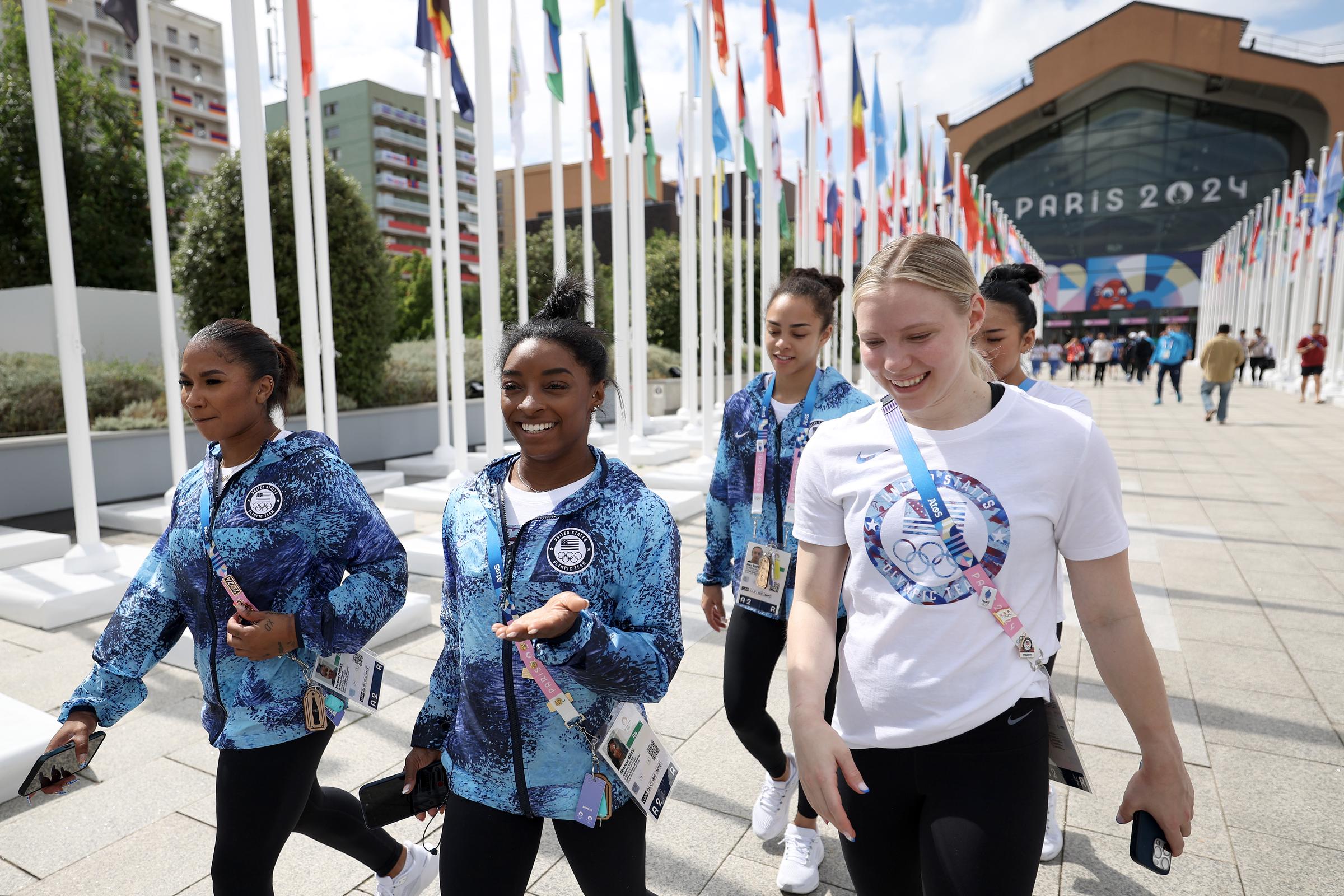 Simone Biles avec certaines de ses collègues gymnastes de l'équipe U.S.A., Jordan Chiles, Jade Carey, Sunisa Lee et Hezly Rivera, avant les Jeux olympiques de Paris, à Paris, en France, le 23 juillet 2024 | Source : Getty Images