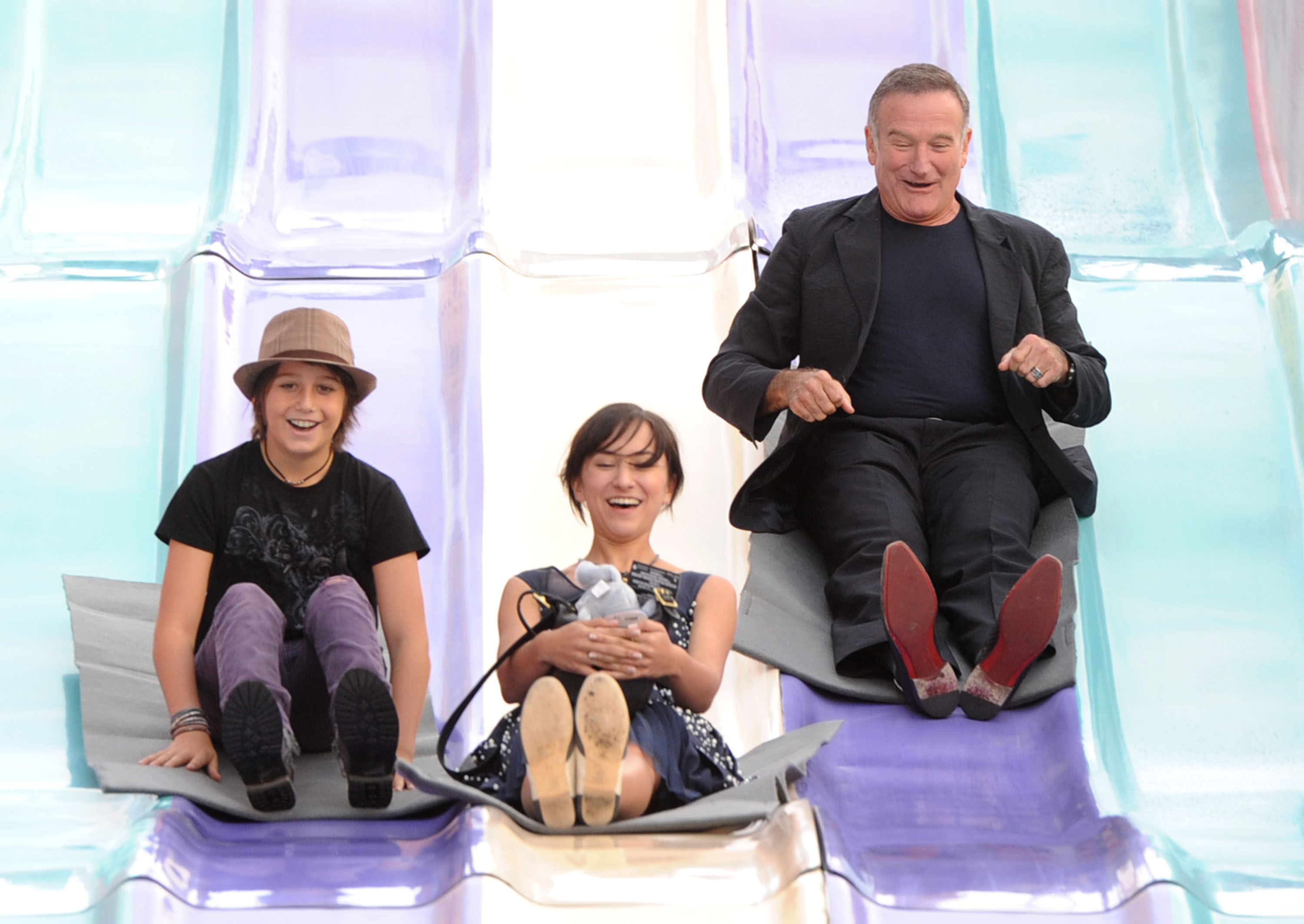 Milo Jacob Manheim, l'actrice Zelda Williams et l'acteur Robin Williams assistent à la première de "Happy Feet 2" produit par Warner Bros au Grauman's Chinese Theatre le 13 novembre 2011 à Hollywood, Californie. | Source : Getty Images