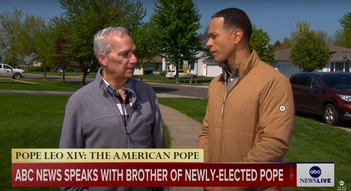 Le frère du pape Léon, John Prevost, discutant avec le journaliste d'ABC News Alex Perez au sujet de l'histoire de l'enfance, postée le 8 mai 2025. | Source : YouTube/ABC News