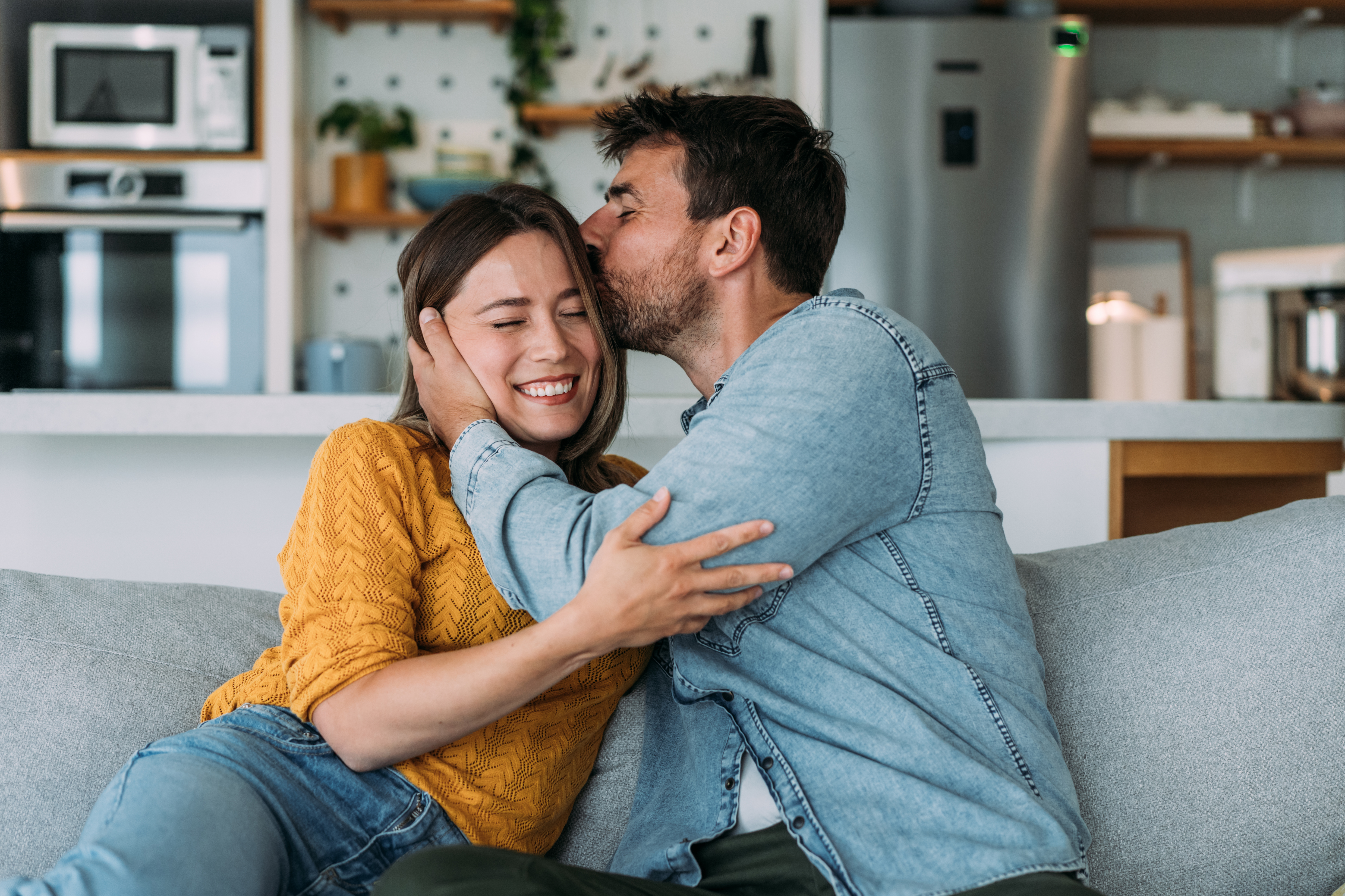 Un couple heureux s'embrasse | Source : Getty Images