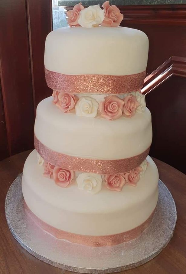 Aleasha a réussi à organiser tout le mariage, y compris ce gâteau de mariage à trois étages pour les invités, sans que Paul le découvre (Source : Facebook Aleasha Pilawa)