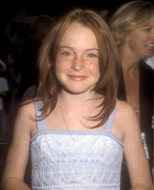 Lindsay Lohan sur le tapis rouge lors de la première du film « À nous quatre » le 2 juillet 1998. | Source : Getty Images