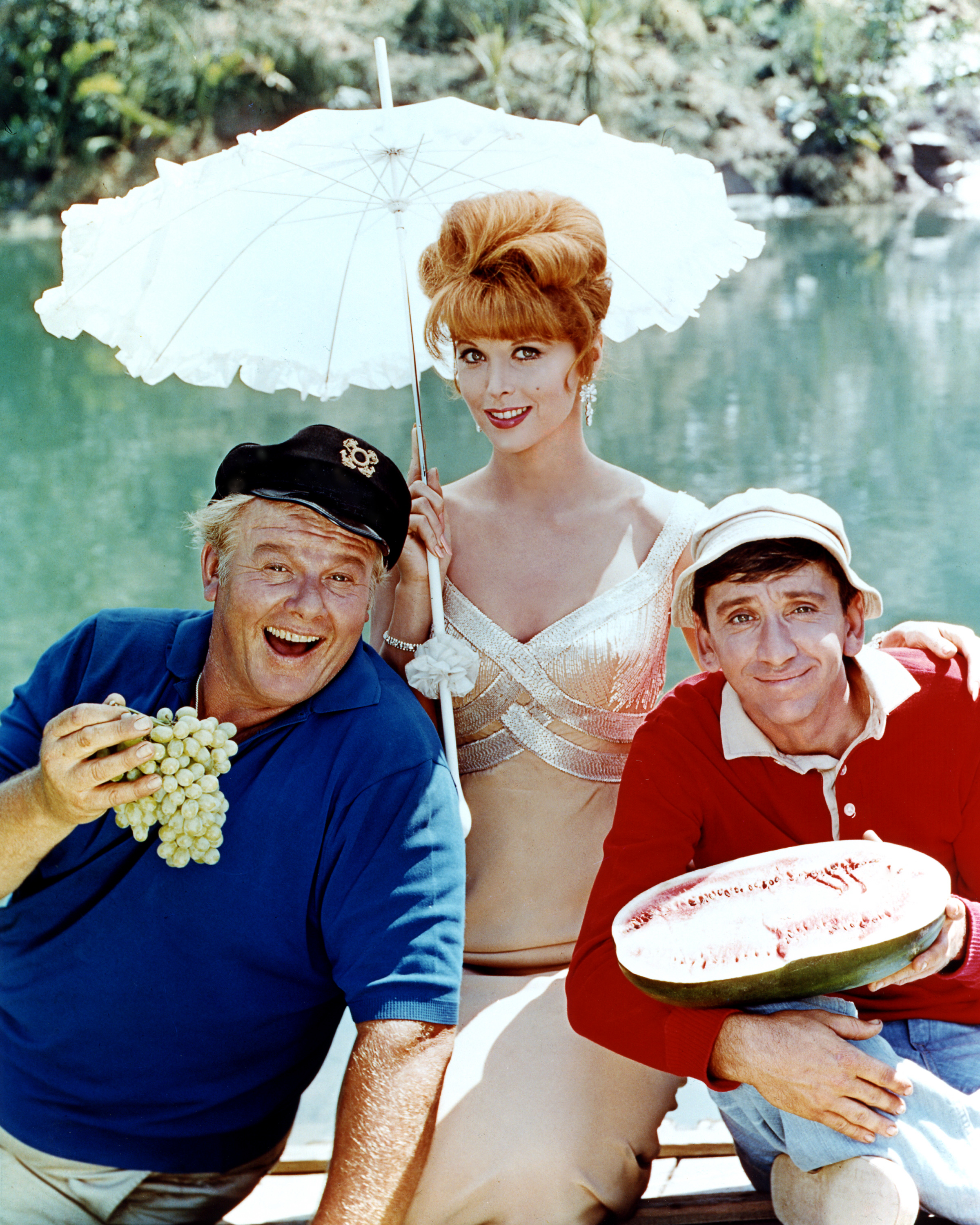 Alan Hale Jr, Tina Louise et Bob Denver sur le plateau de tournage de "L'Île aux naufragés", 1964. | Source : Getty Images