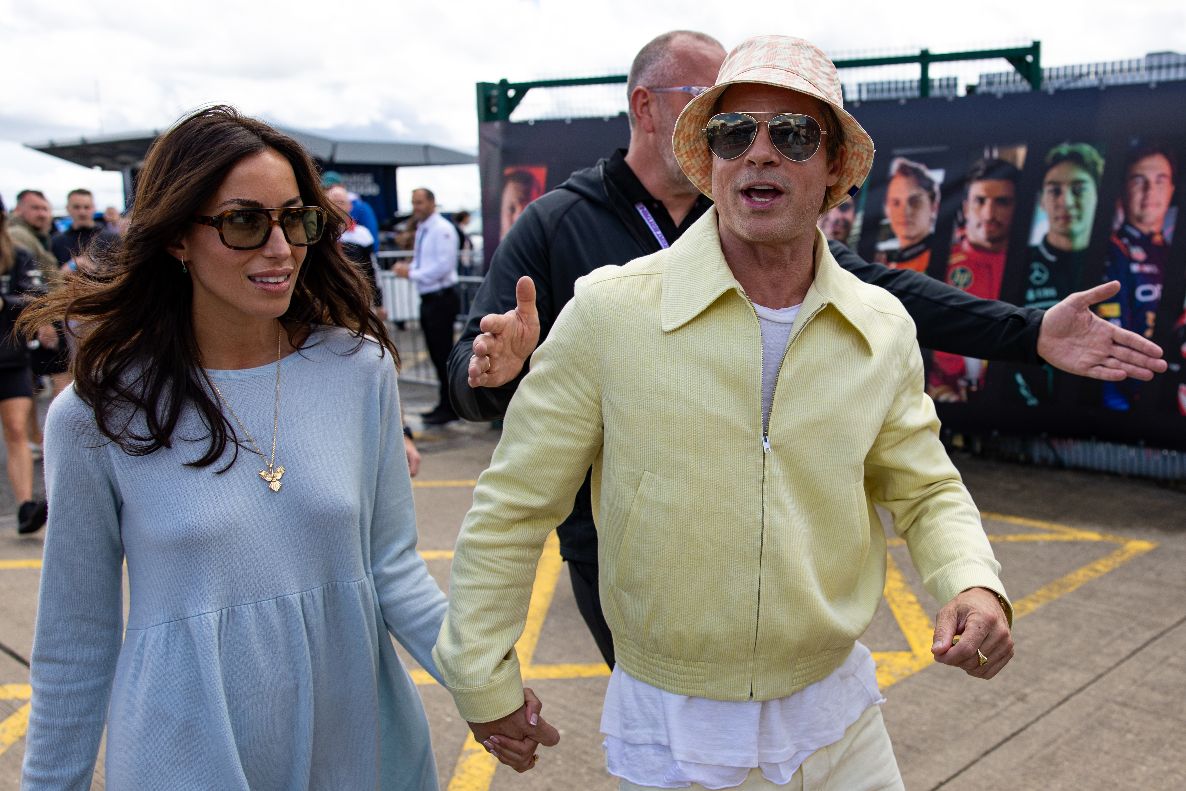 Ines De Ramon et Brad Pitt dans le paddock lors du Grand Prix de F1 de Grande-Bretagne sur le circuit de Silverstone, le 7 juillet 2024. | Source : Getty Images