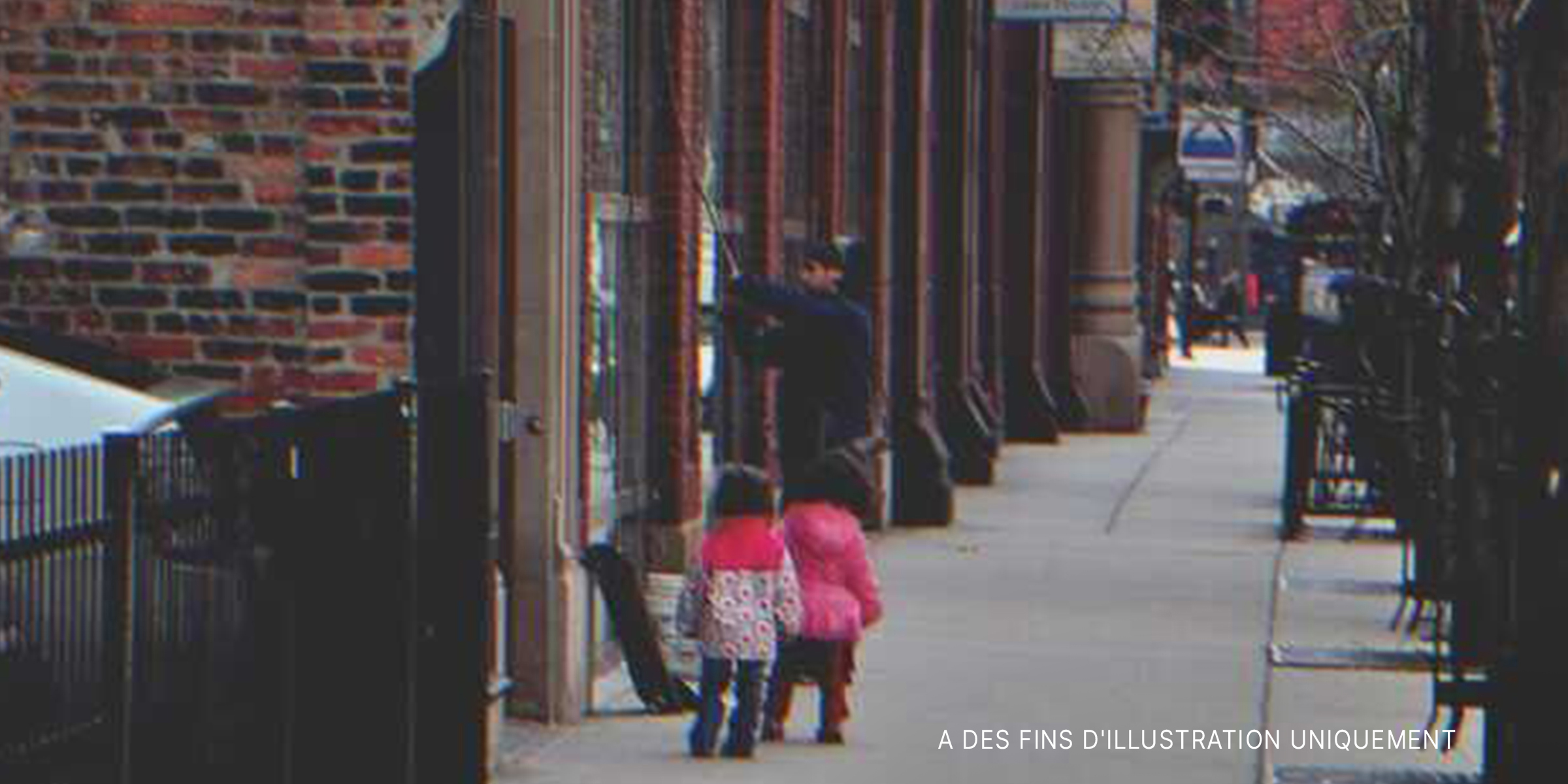 De petites filles marchant dans la rue | Source : Flickr / bradhoc