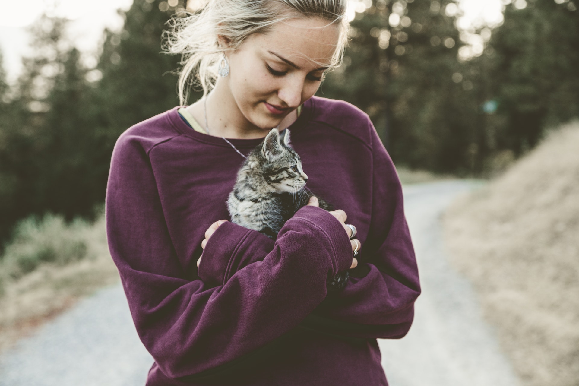 Une jeune femme tenant un chat | Source : Shutterstock