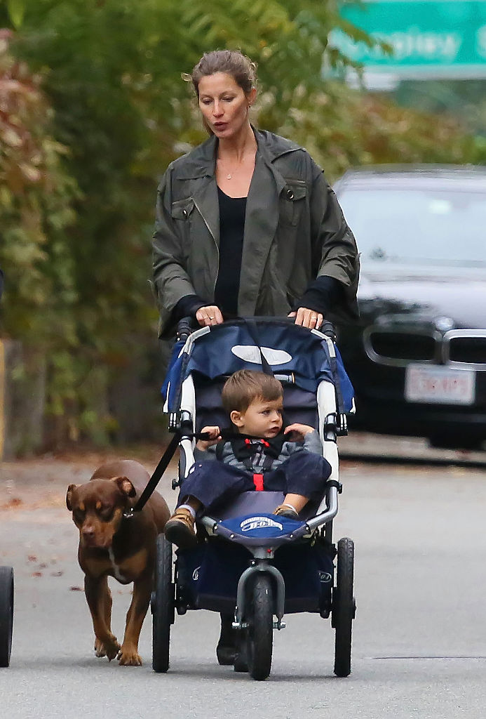 Gisele Bundchen et son fils Benjamin Rein Brady sont vus en train de promener son chien Lua le 22 septembre 2012 à Boston, Massachusetts. (Photo by Stickman/Bauer-Griffin/GC Images)