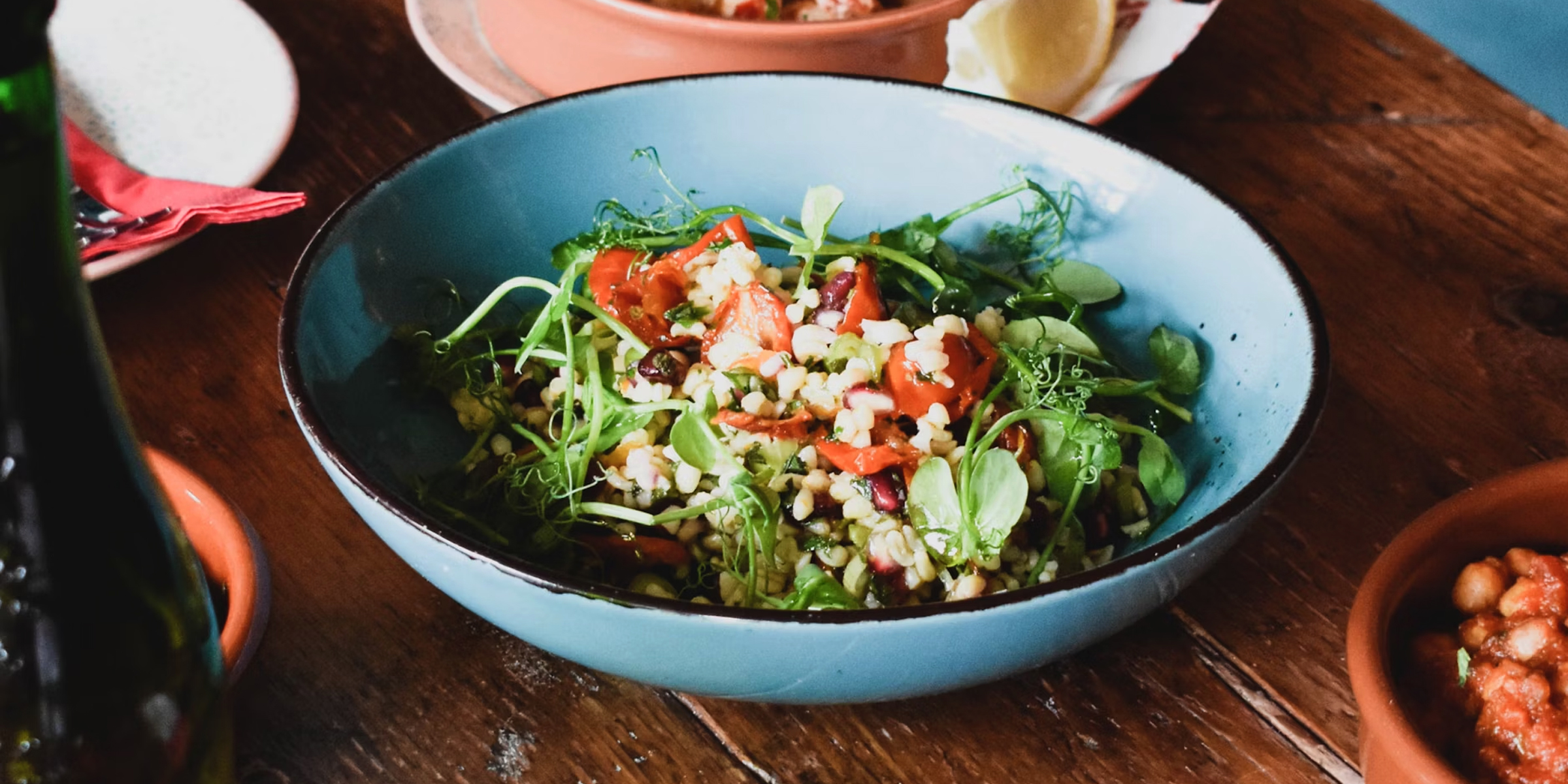 Une assiette de salade dans un restaurant | Source : Unsplash/girl_behindthelens