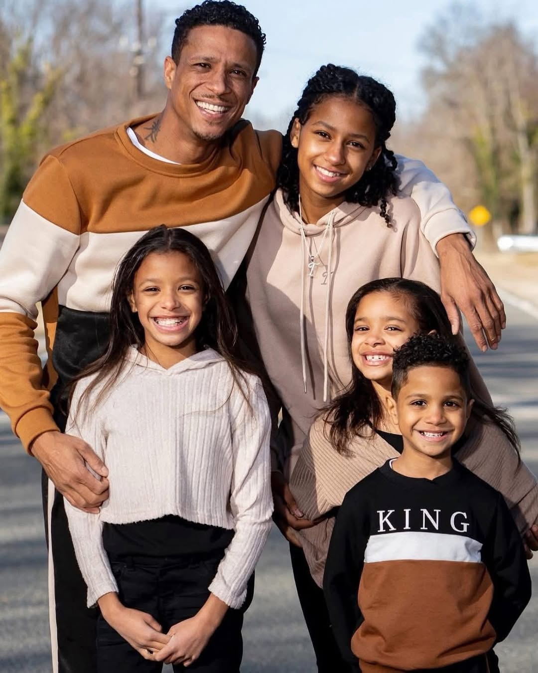 Floyd Roger Myers Jr. et ses enfants d'après un post daté du 30 octobre 2025. | Source : Instagram/fellashipmensgroup