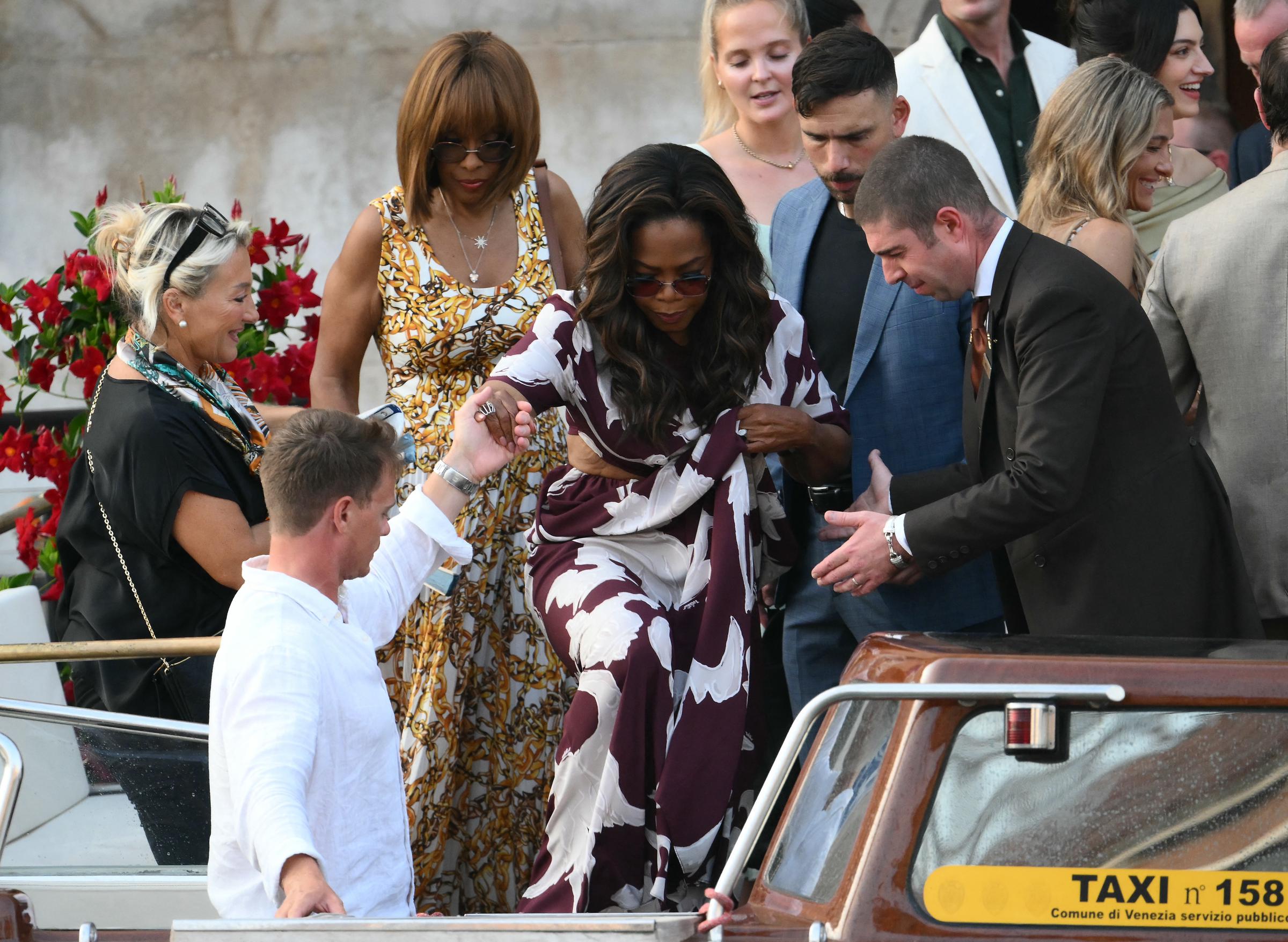 Gayle King et Oprah Winfrey avant le mariage de Jeff Bezos et Lauren Sánchez à Venise le 26 juin 2025. | Source : Getty Images