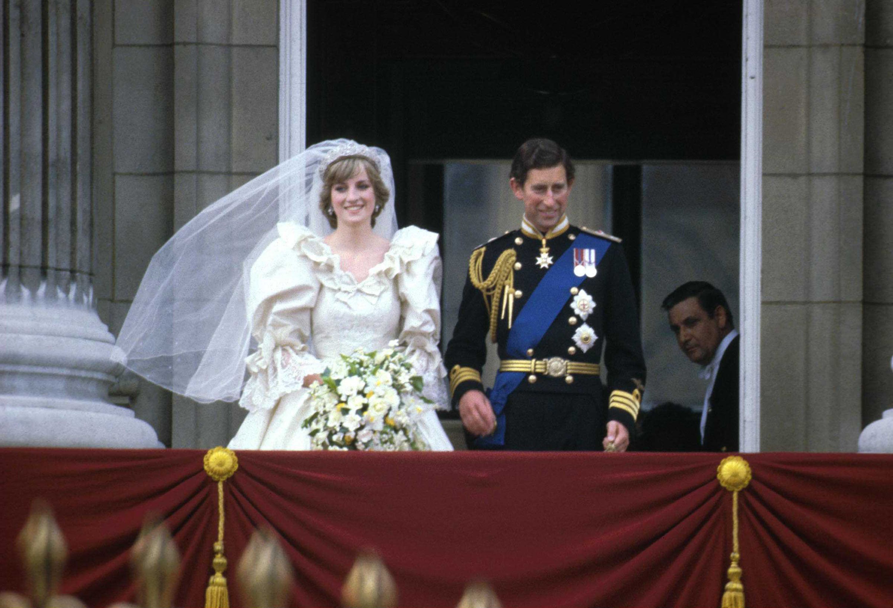 Charles et  Diana sur le balcon du palais de Buckingham | Photo: Getty Images