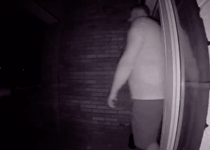 La caméra de la sonnette montre à une femme qu'il y a un homme sous son porche | Source : tiktok.com/kaylie271