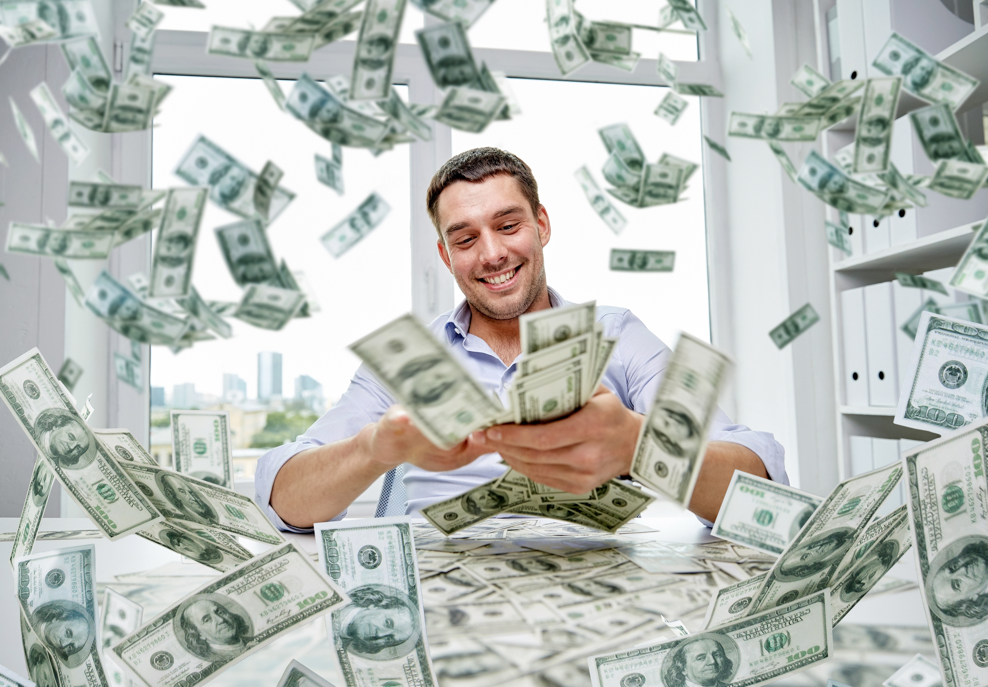 Un homme avec de l'argent | Source : Shutterstock