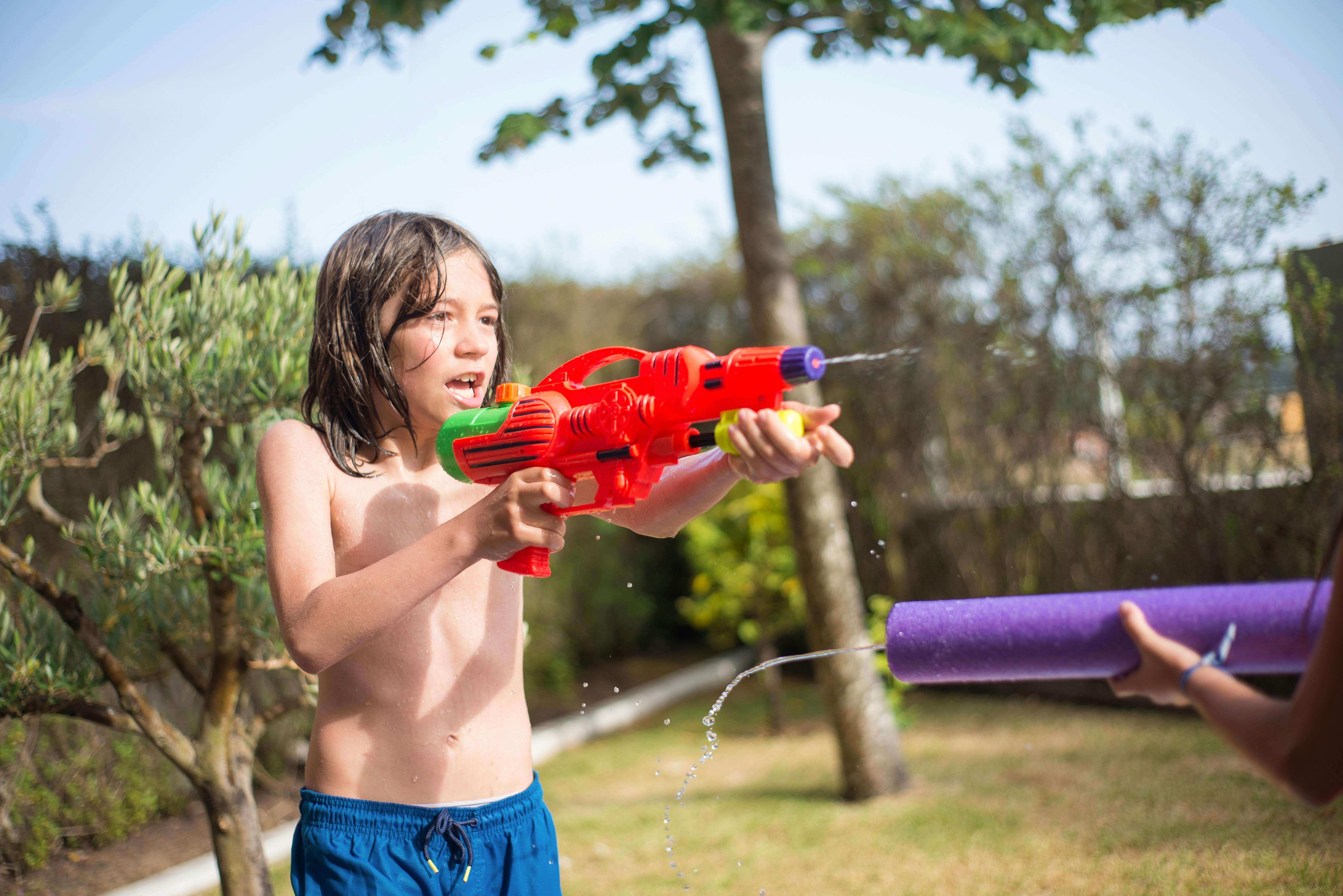 Un garçon qui joue avec un pistolet à eau | Source : Pexels