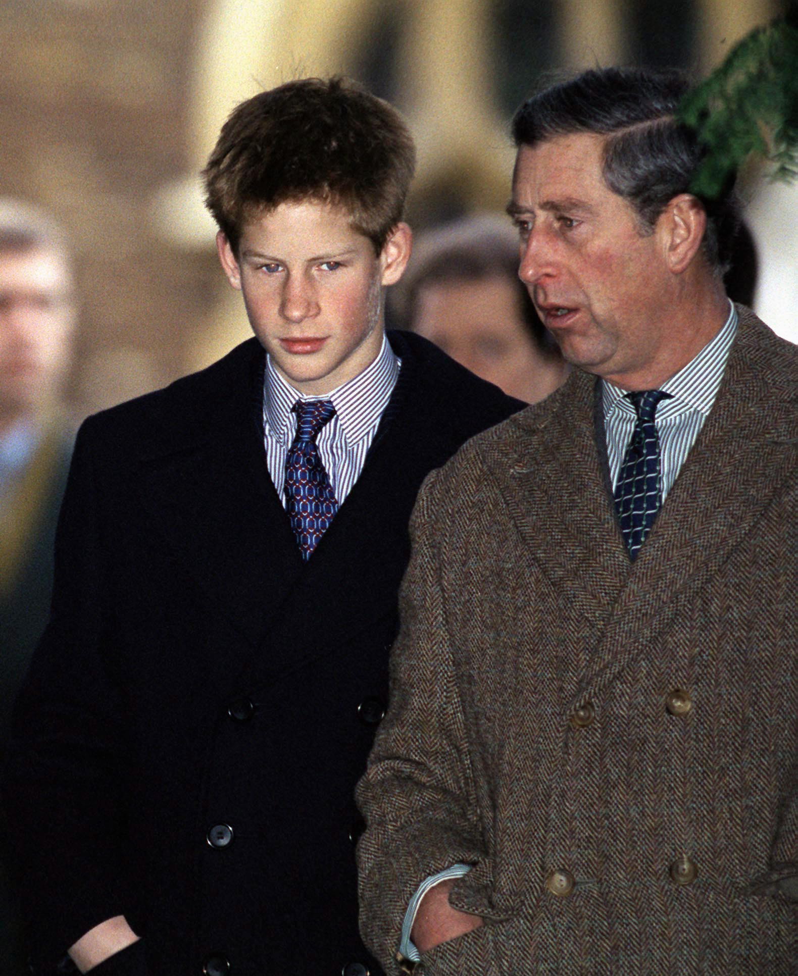 Le prince Charles et le prince Harry assistent à un service religieux de Noël le 25 décembre 1999 | Source : Getty Images
