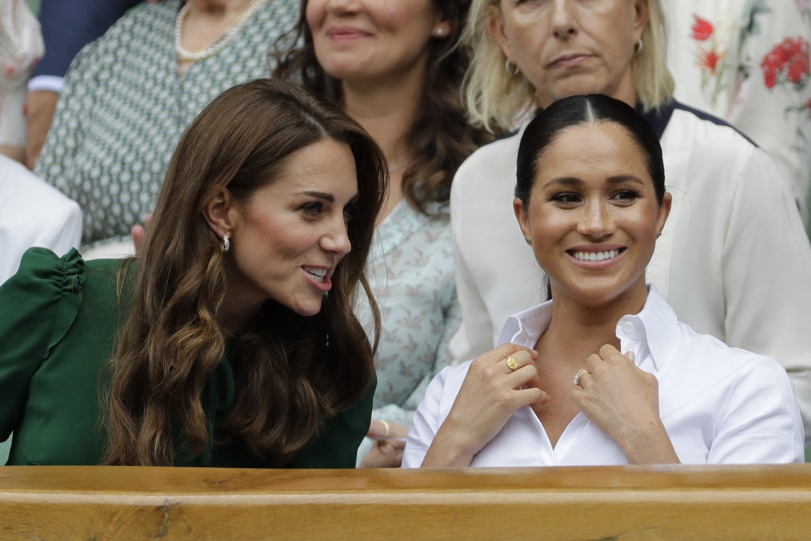 Catherine, duchesse de Cambridge, et la Britannique Meghan, duchesse de Sussex, regardent la Roumaine Simona Halep jouer contre Serena Williams lors de la finale du simple dames des championnats de Wimbledon 2019, le 13 juillet 2019 | Source : Getty Images