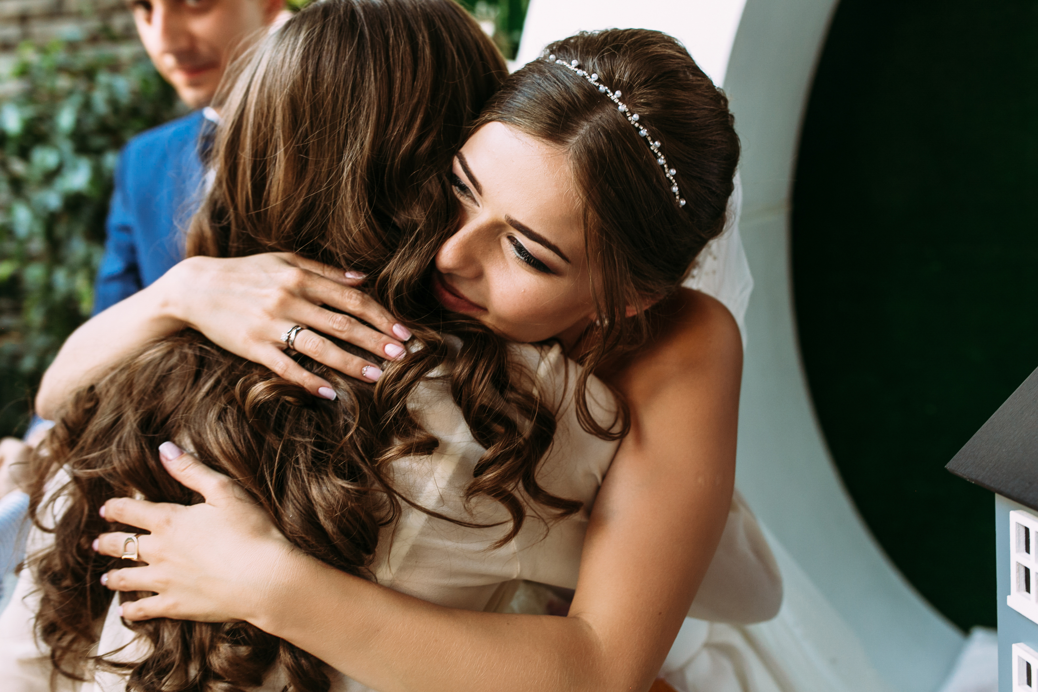 La mariée serre son amie dans ses bras | Source : Shutterstock