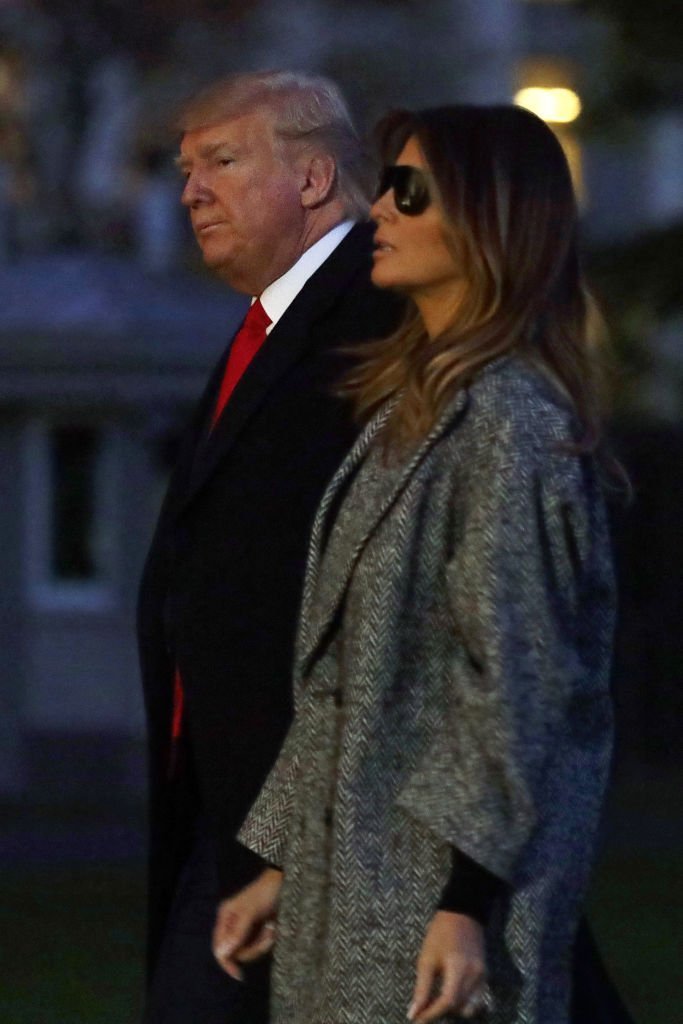 Le président des États-Unis, Donald Trump, et la première dame, Melania Trump, marchent sur la pelouse sud après leur retour à la Maison-Blanche | Photo: Getty Images