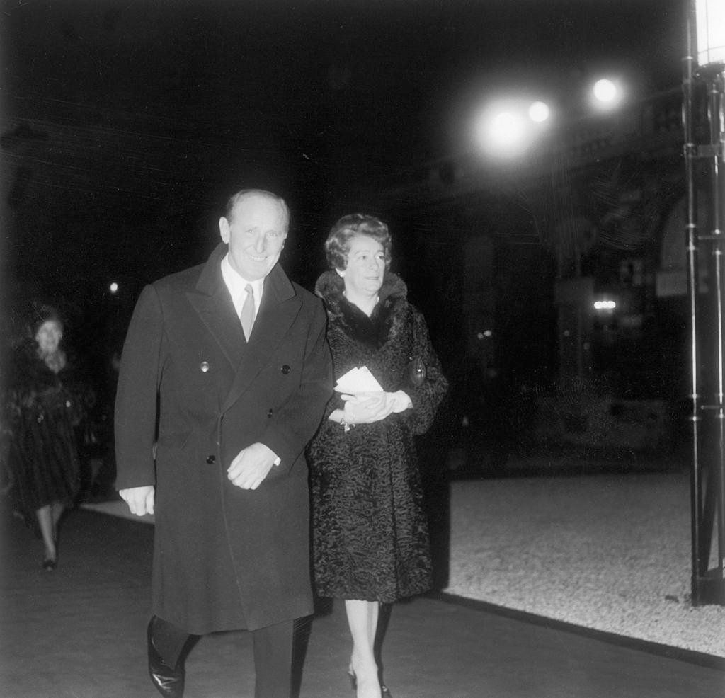 BOURVIL et son épouse Jeanne LEFRIQUE se rendant à la réception des arts et des lettres à l'Élysée le 11 décembre 1967. | Photo : Getty Images