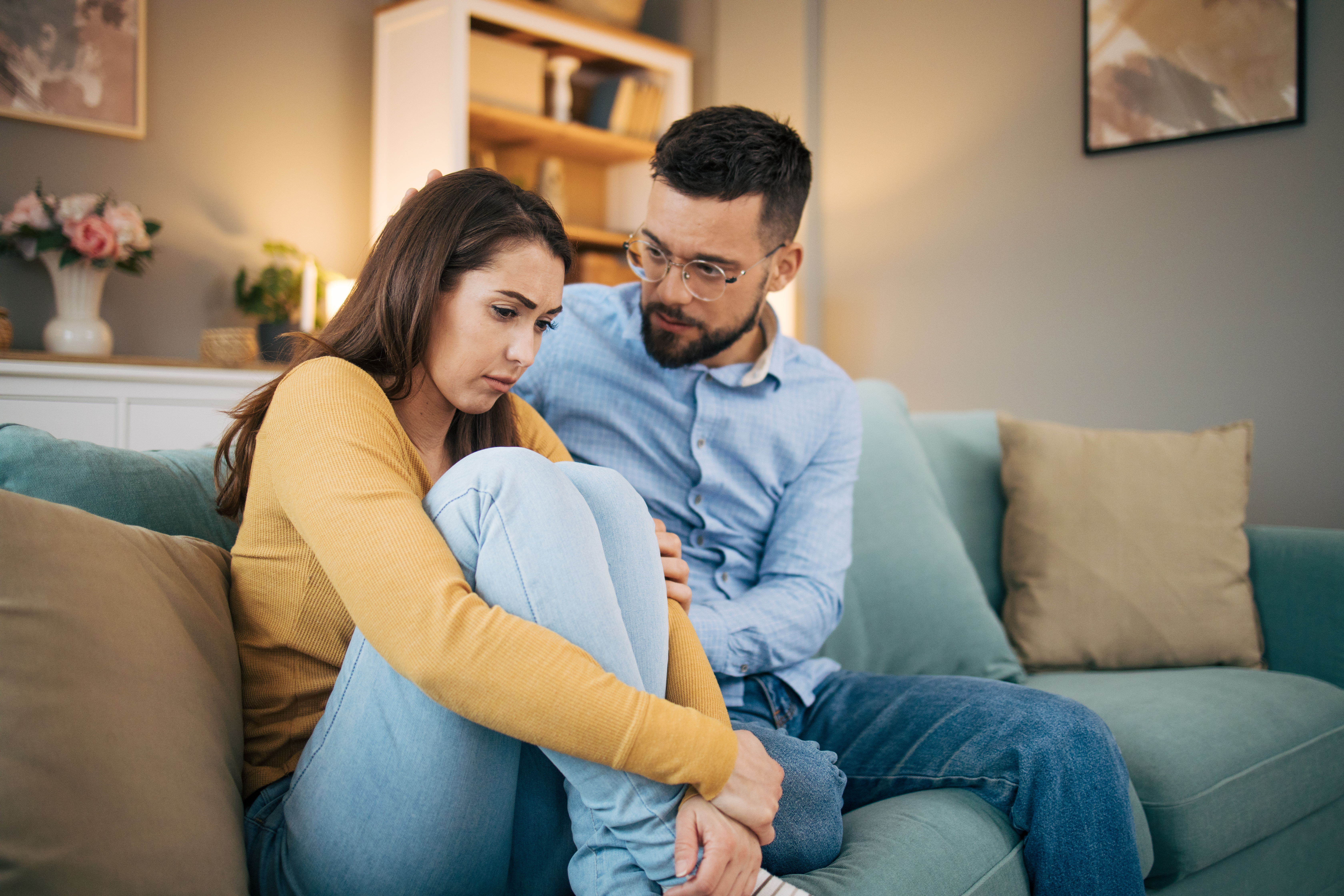 Prise de vue d'un jeune mari exprimant de l'empathie et de la compassion pour sa femme triste et frustrée | Source : Getty Images