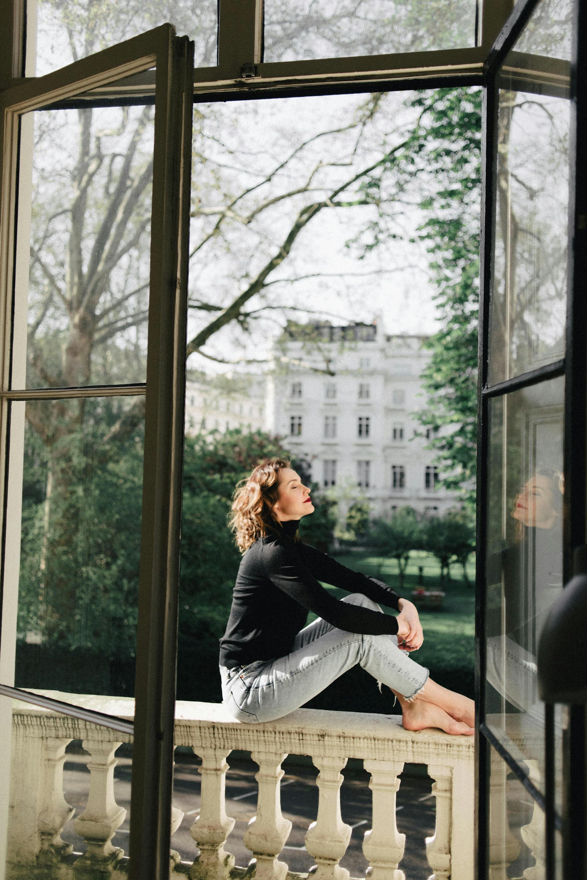 Une femme assise sur un balcon | Source : Pexels