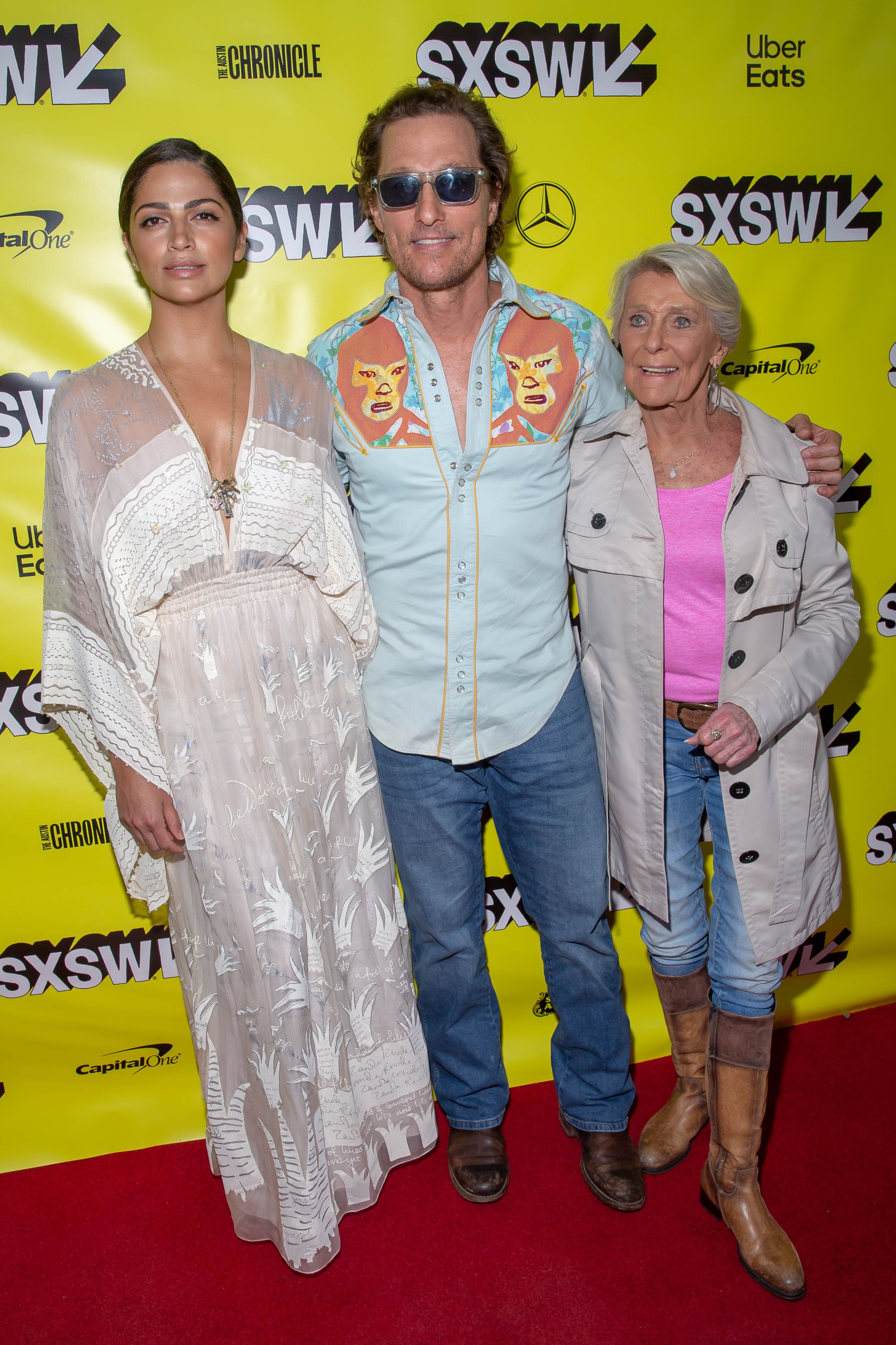 Matthew McConaughey (C), sa femme Camila Alves (G) et sa mère Mary Kathlene McCabe (D) assistent à la première de "The Beach Bum" lors de la conférence et des festivals SXSW 2019 au Paramount Theatre le 9 mars 2019 à Austin, au Texas. | Source : Getty Images