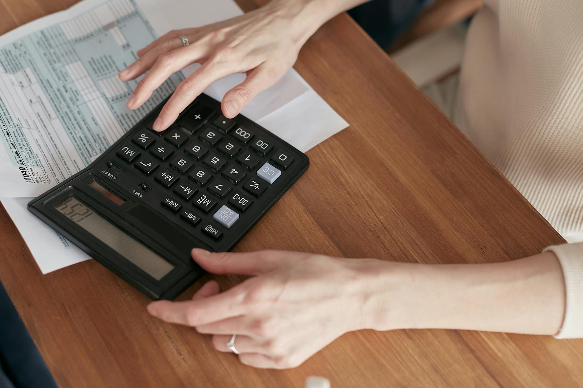 Une femme utilisant une calculatrice | Source : Pexels