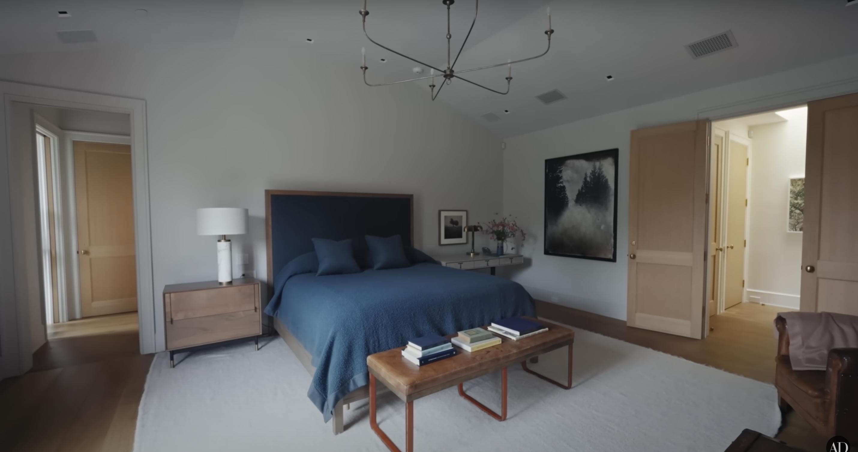 La chambre de Jennifer Garner, datée du 3 septembre 2024 | Source : YouTube/@Archdigest