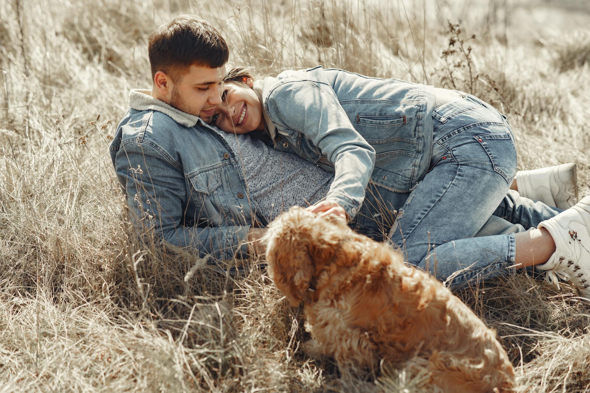 Un couple heureux avec son chien | Source : Pexels