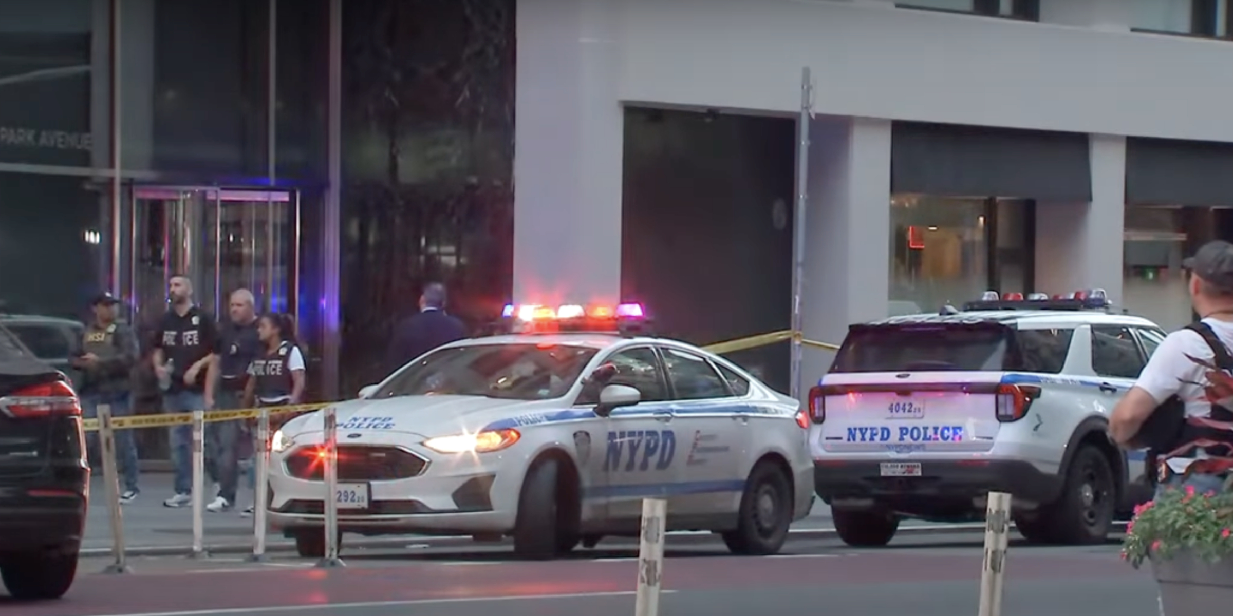 La police de New York est postée devant le 345 Park Avenue | Source : YouTube/ABC News
