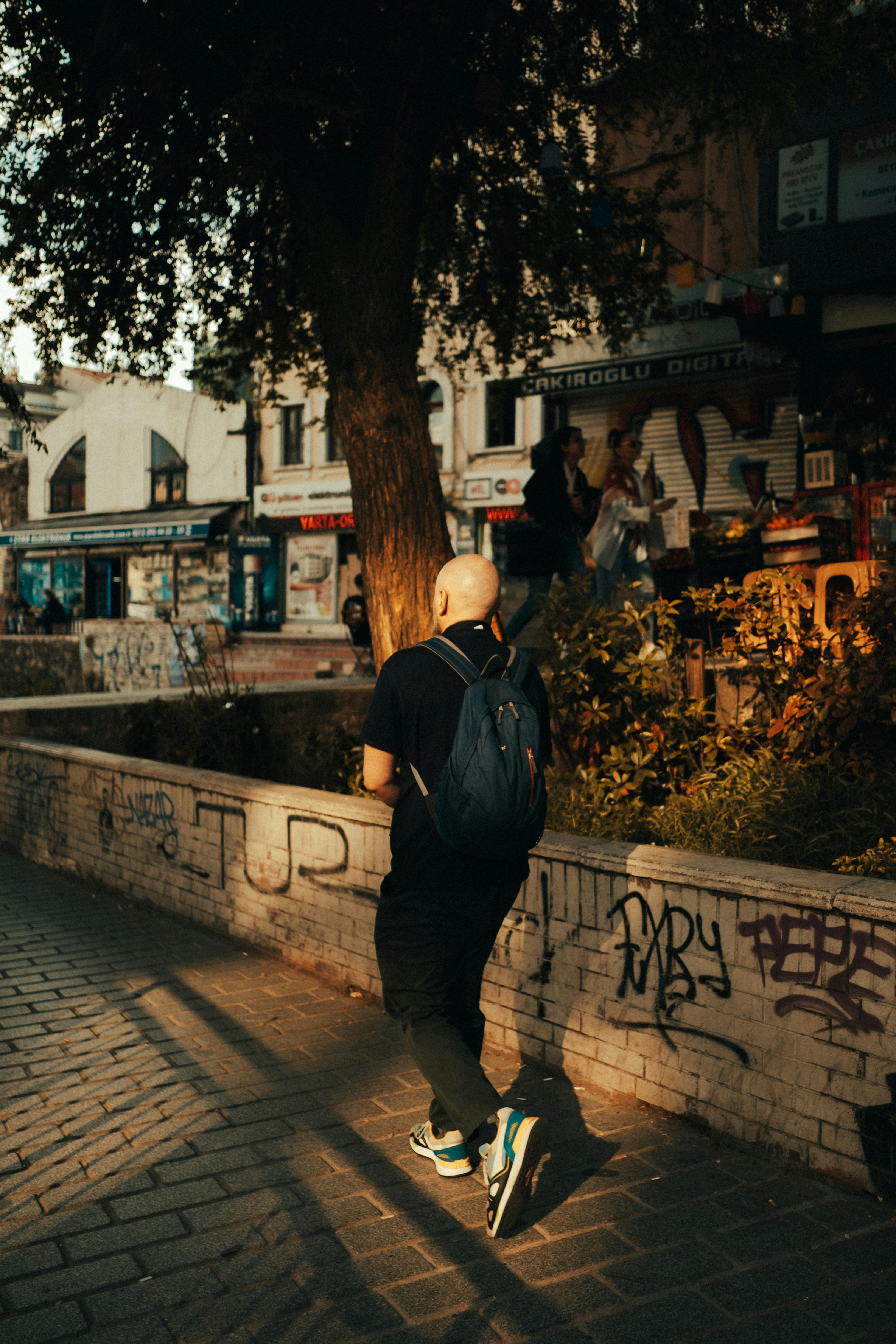 Un homme lors d'une promenade | Source : Pexels