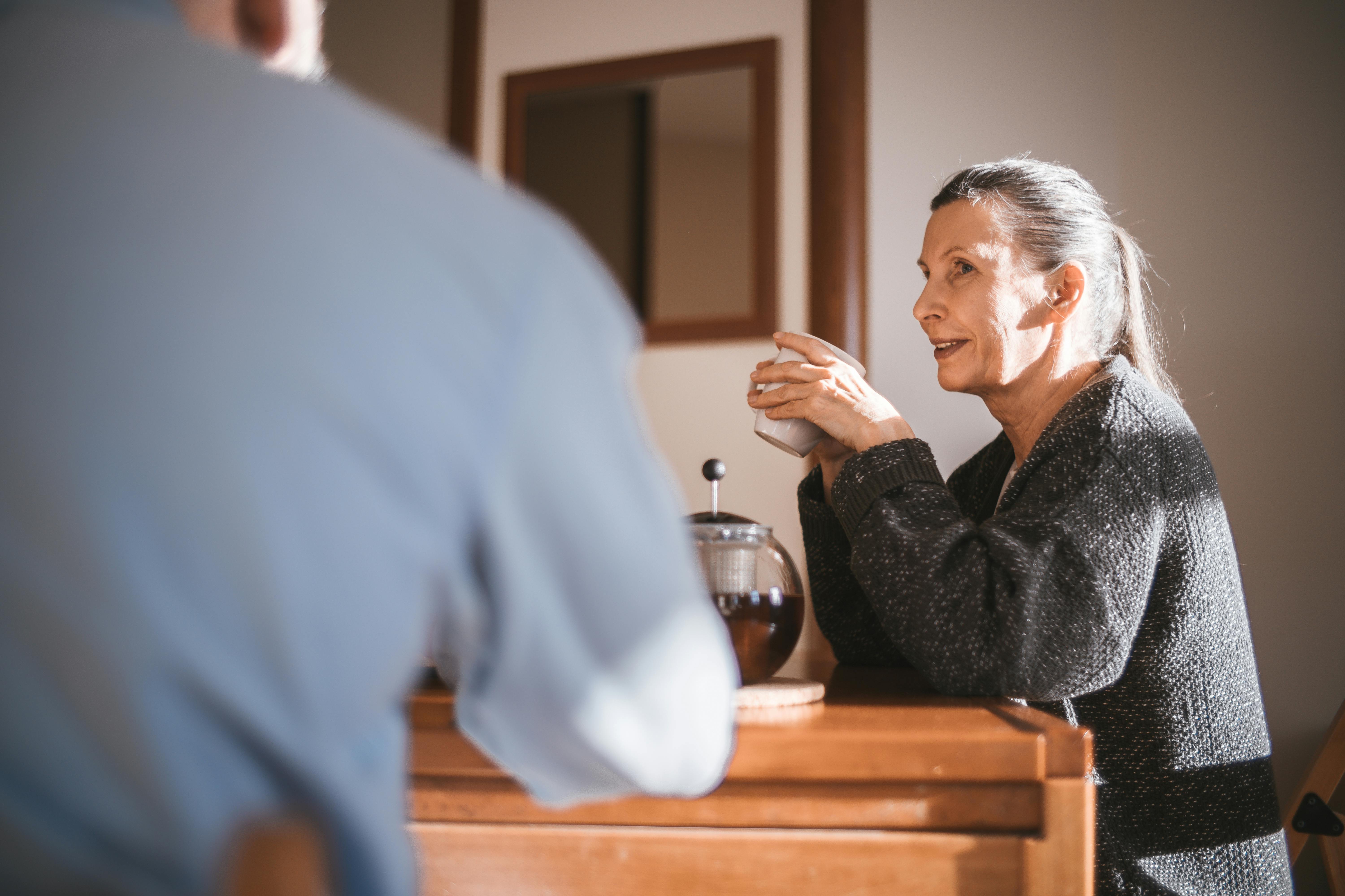 Une femme plus âgée qui parle à un homme | Source : Pexels