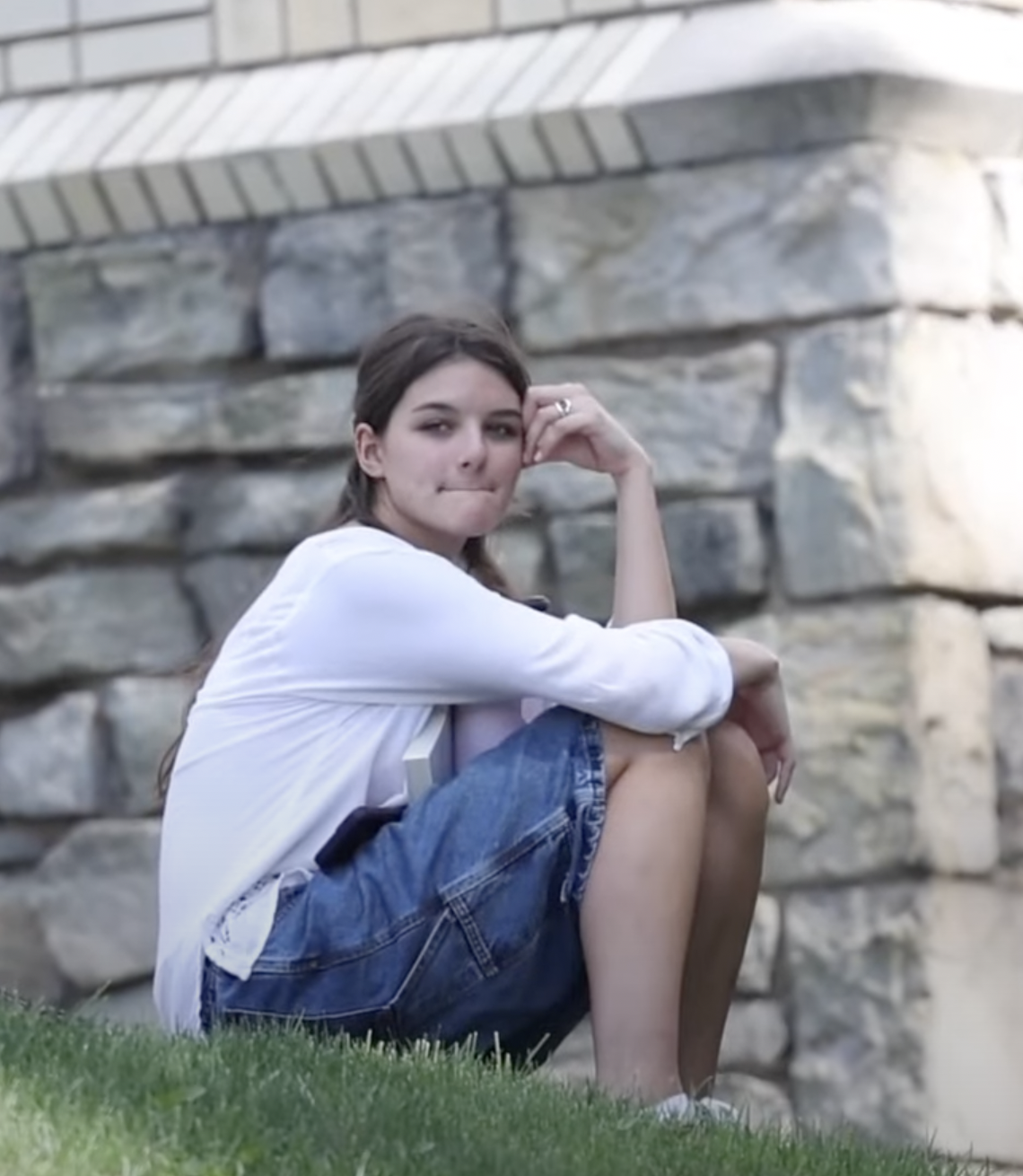 Suri Cruise sur le campus de l'université Carnegie Mellon dans un post daté du 20 août 2024 | Source : YouTube/Page Six