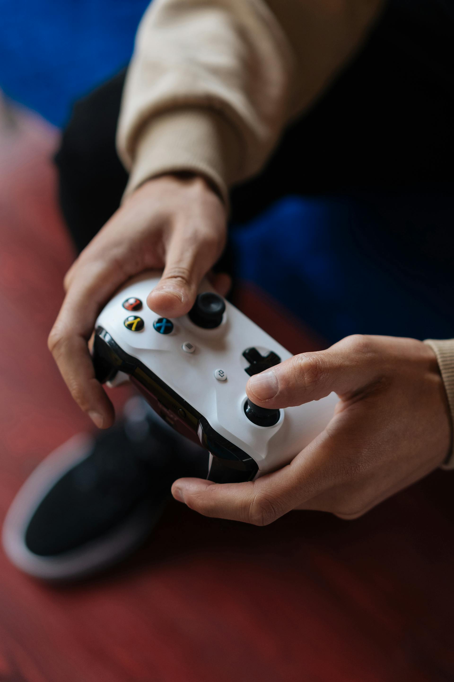 Un homme tenant une manette de jeu | Source : Pexels