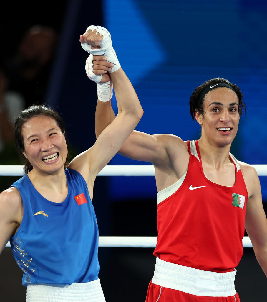 Imane Khelif, de l'équipe d'Algérie, célèbre avec Liu Yang, de l'équipe de la République populaire de Chine, après la finale de boxe féminine des moins de 66 kg, le quatorzième jour des Jeux olympiques de Paris 2024 à Roland-Garros, le 9 août 2024 à Paris, en France.