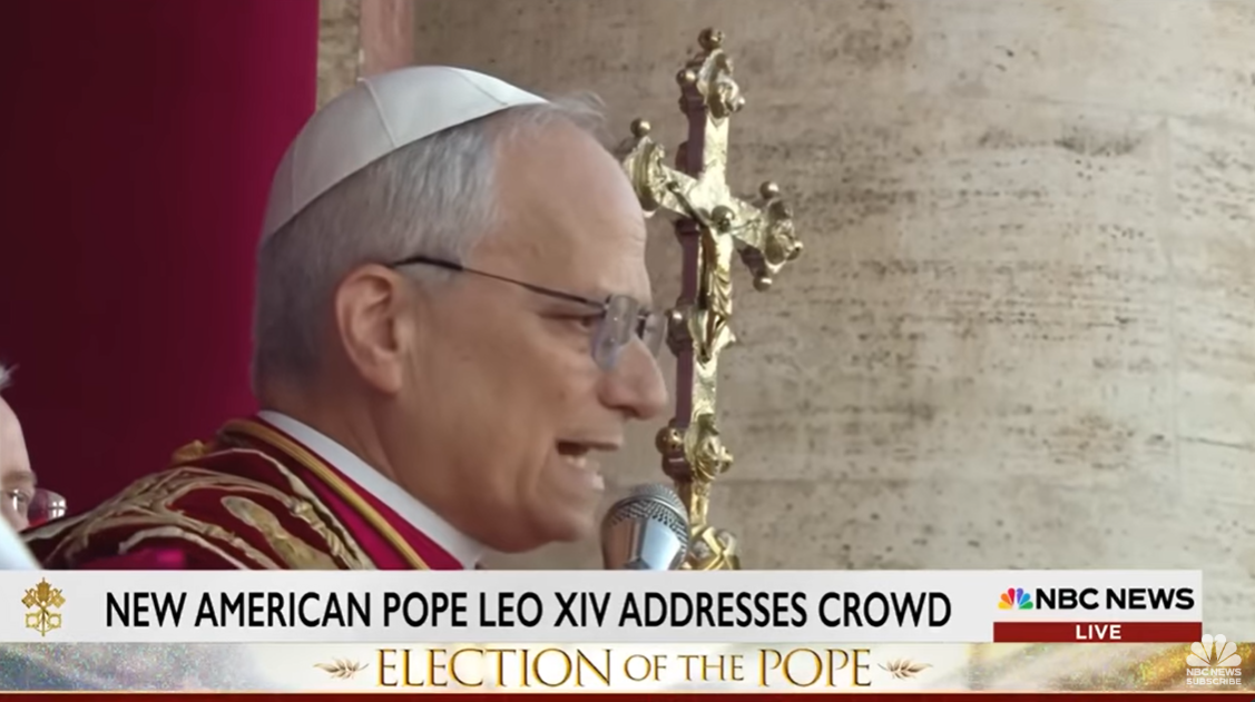 Le pape Léon XIV fait face à la foule publique depuis le balcon de la basilique Saint-Pierre, le 8 mai 2025 | Source : YouTube/NBC News