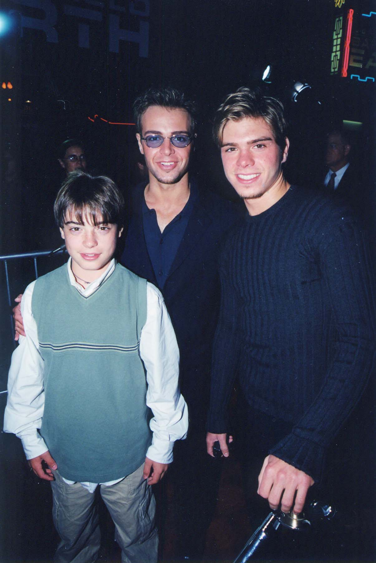 Andrew, Joey et Matthew Lawrence assistent à la première de "Battlefield Earth", 2000 | Source : Getty Images