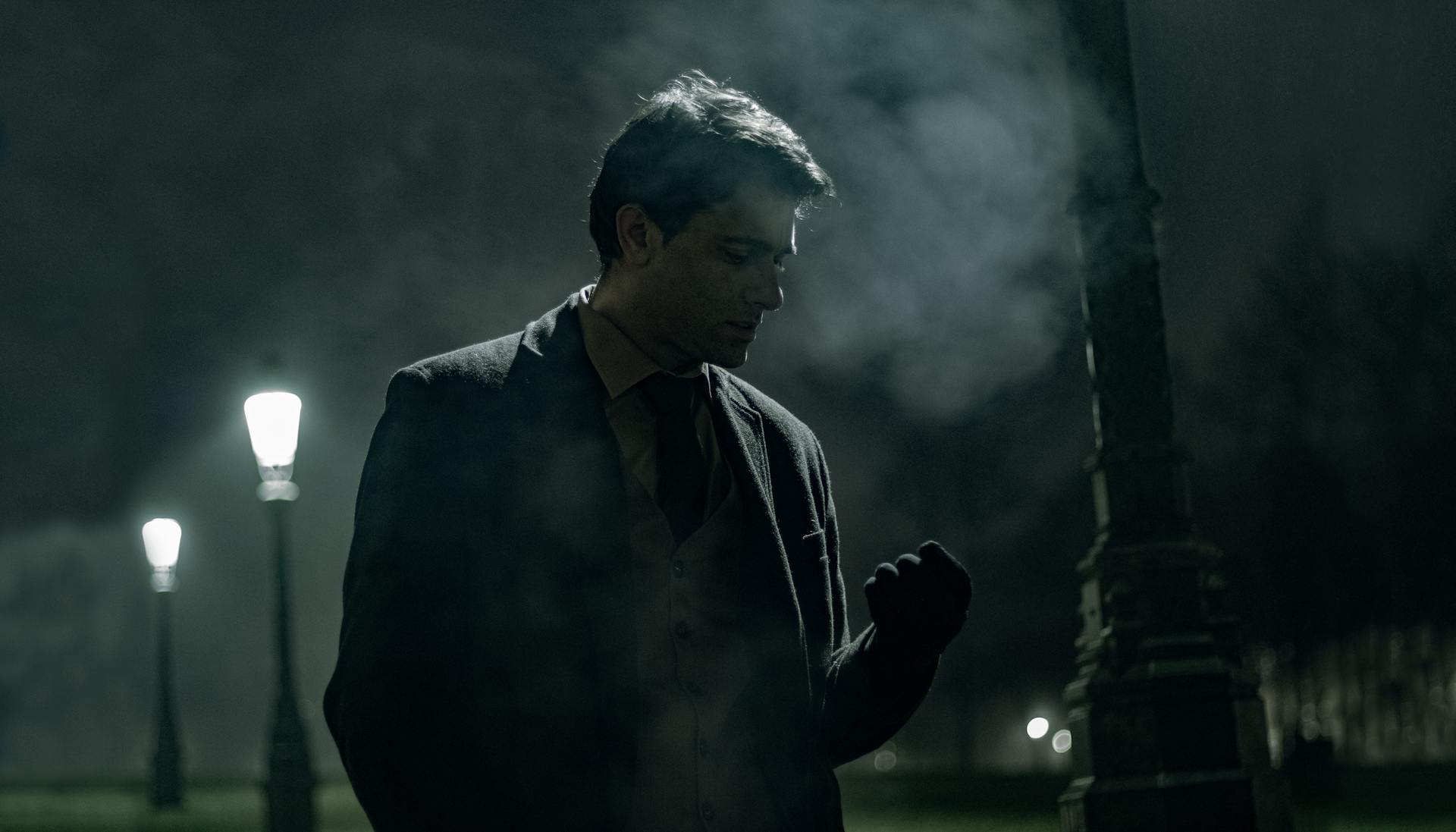 Un homme debout dans un parc à la nuit tombée | Source : Pexels