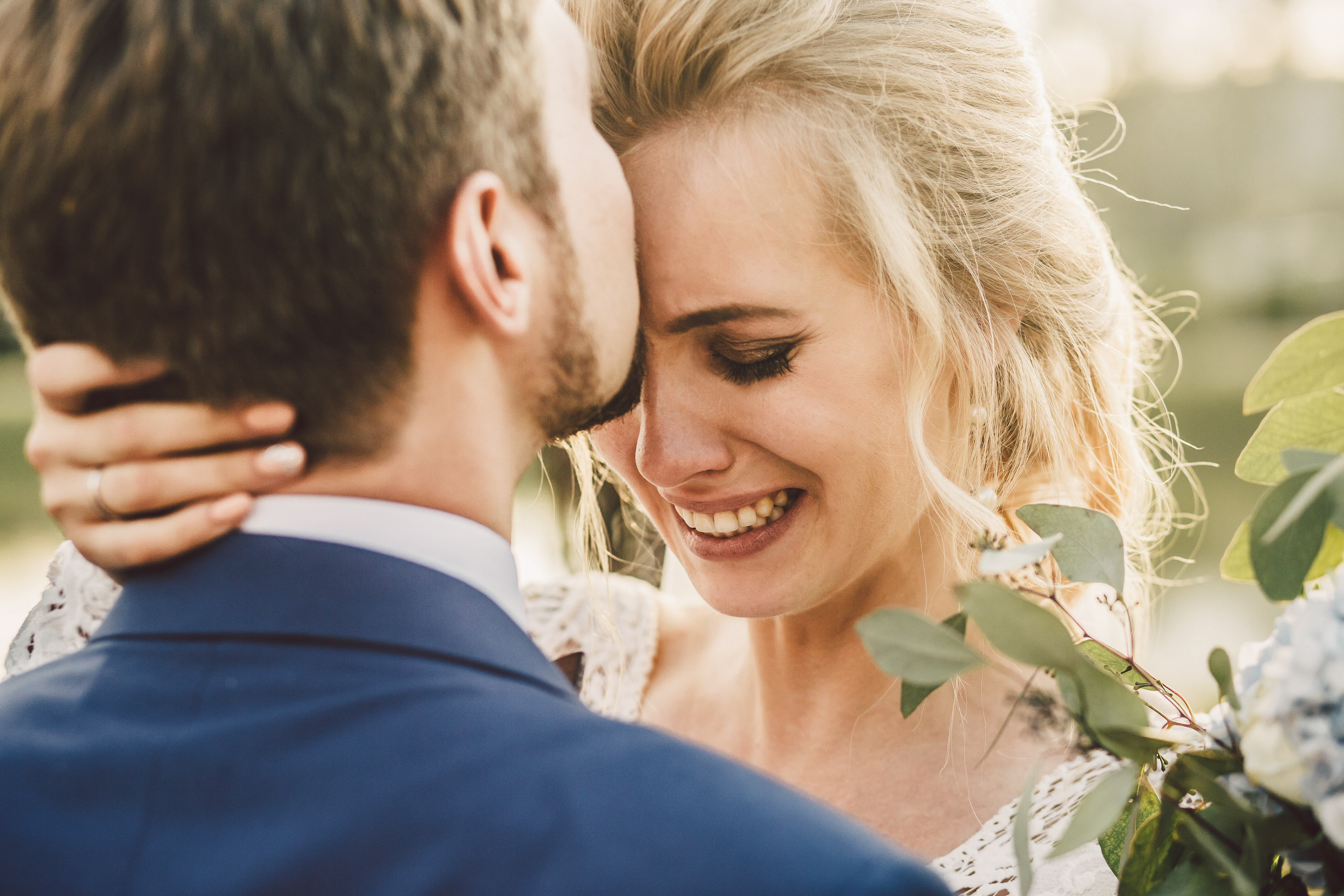 Un marié embrassant le front de sa fiancée pendant qu'elle pleure | Source : Shutterstock