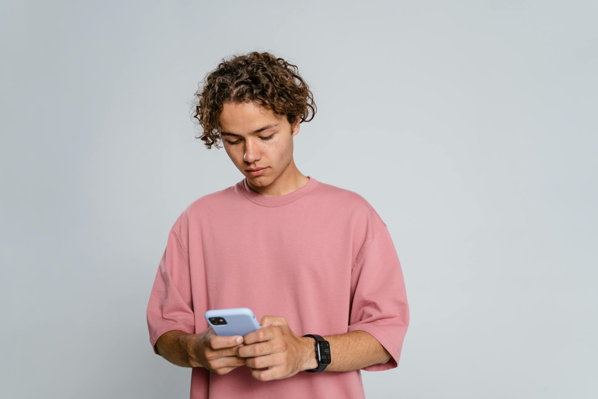 Un jeune homme utilisant son téléphone | Source : Pexels