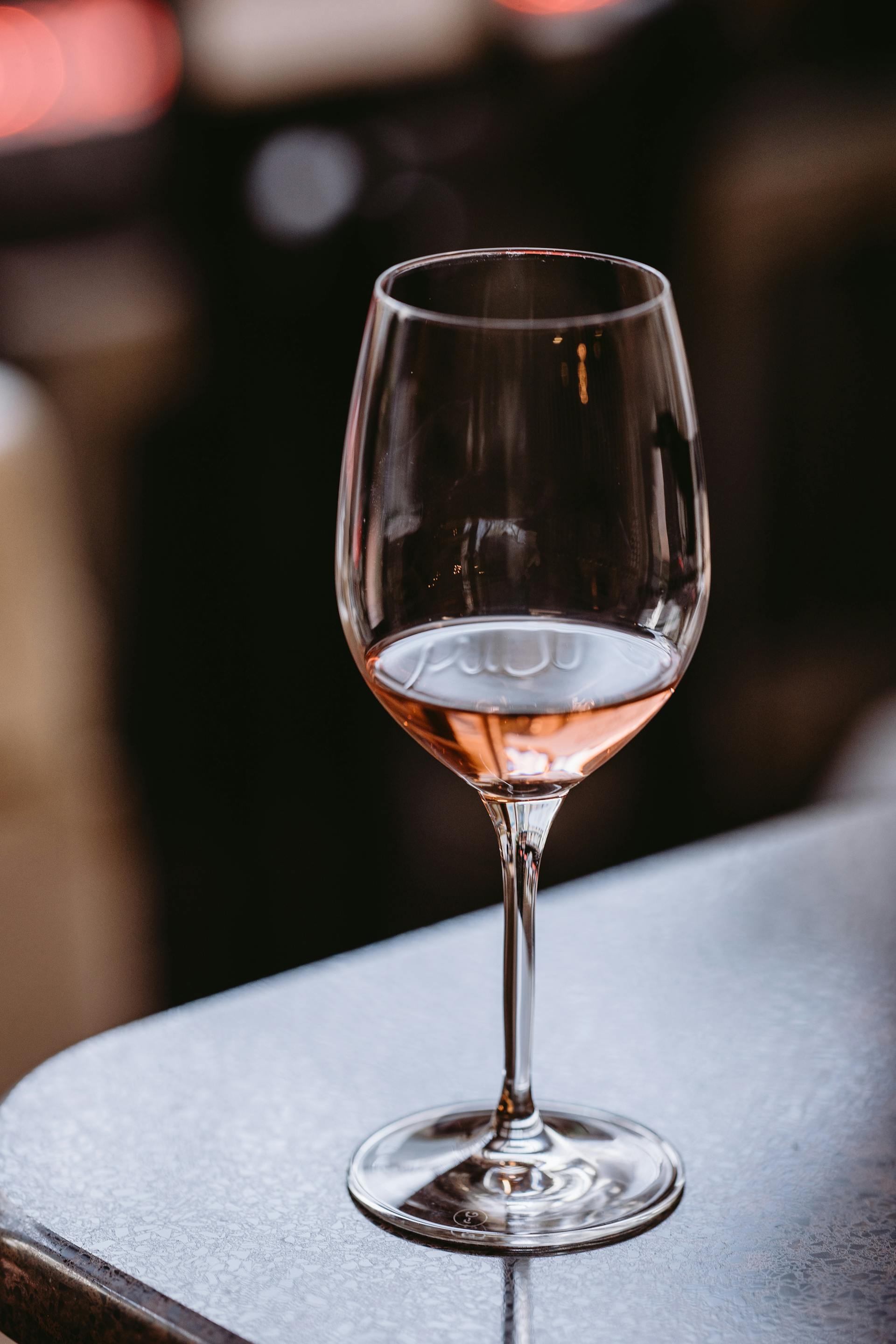 Un verre de vin sur une table | Source : Pexels