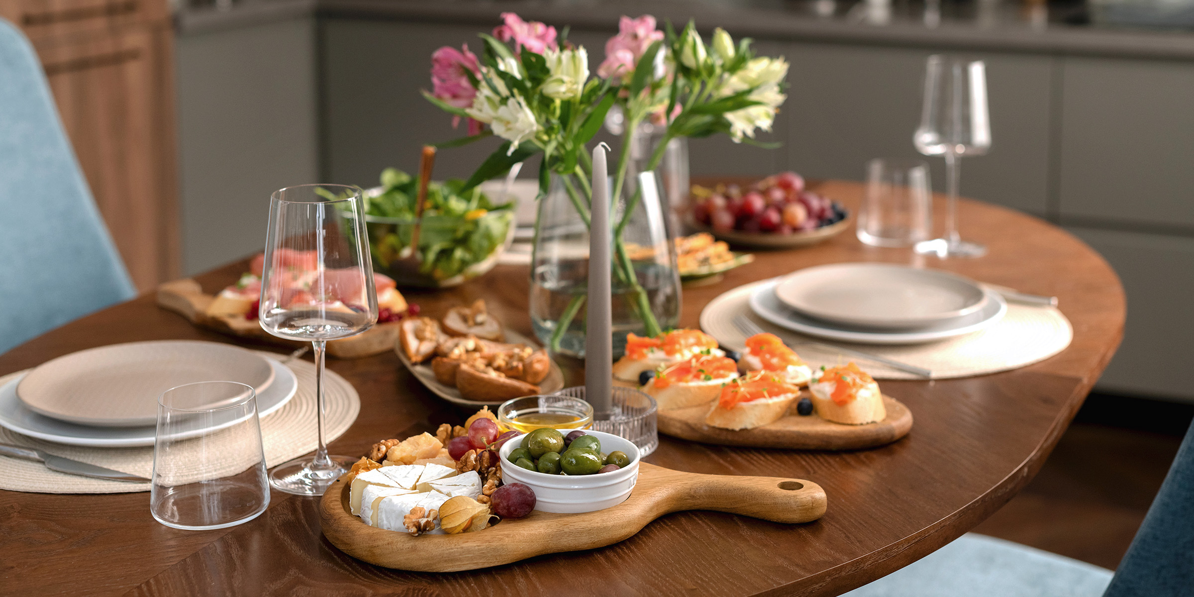 Une table de dîner | Source : Freepik