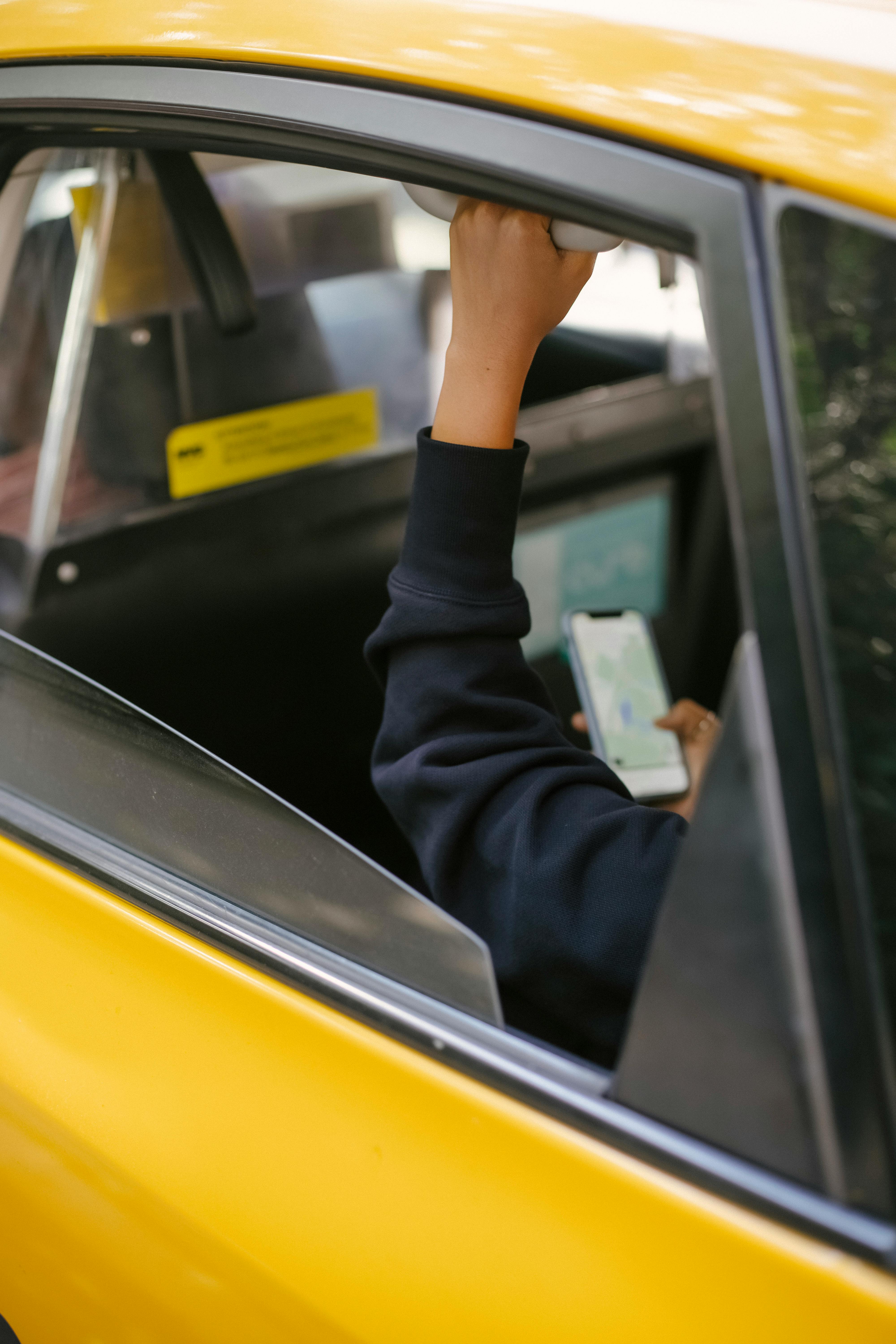 Quelqu'un dans un taxi jaune | Source : Pexels