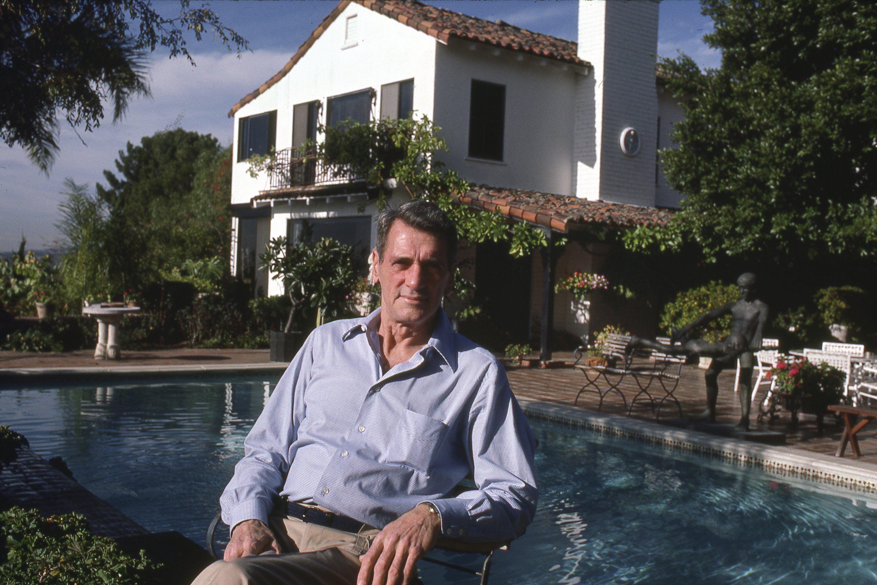 Rock Hudson se détendant au bord de sa piscine dans sa maison de Beverly Hills en 1985 | Source : Getty Images