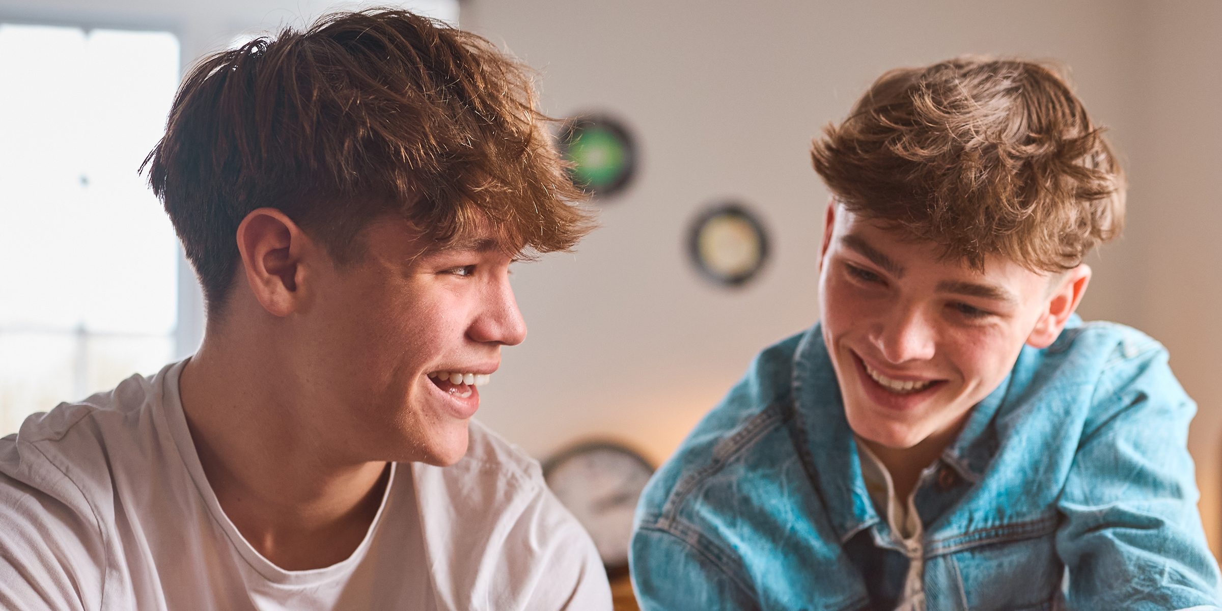 Deux adolescents qui rient ensemble | Source : Shutterstock