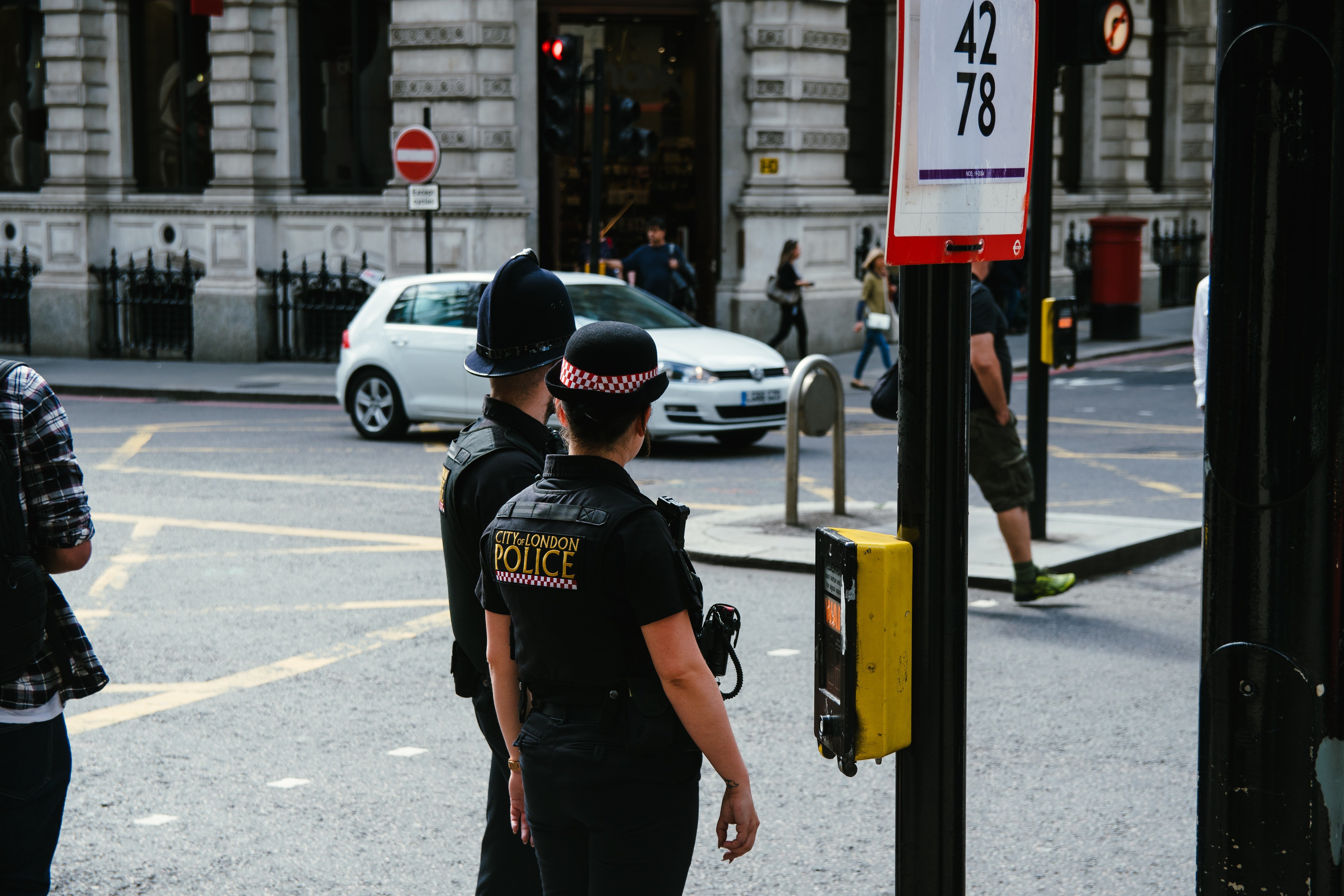 Image de policiers dans la rue | Source : Unsplash