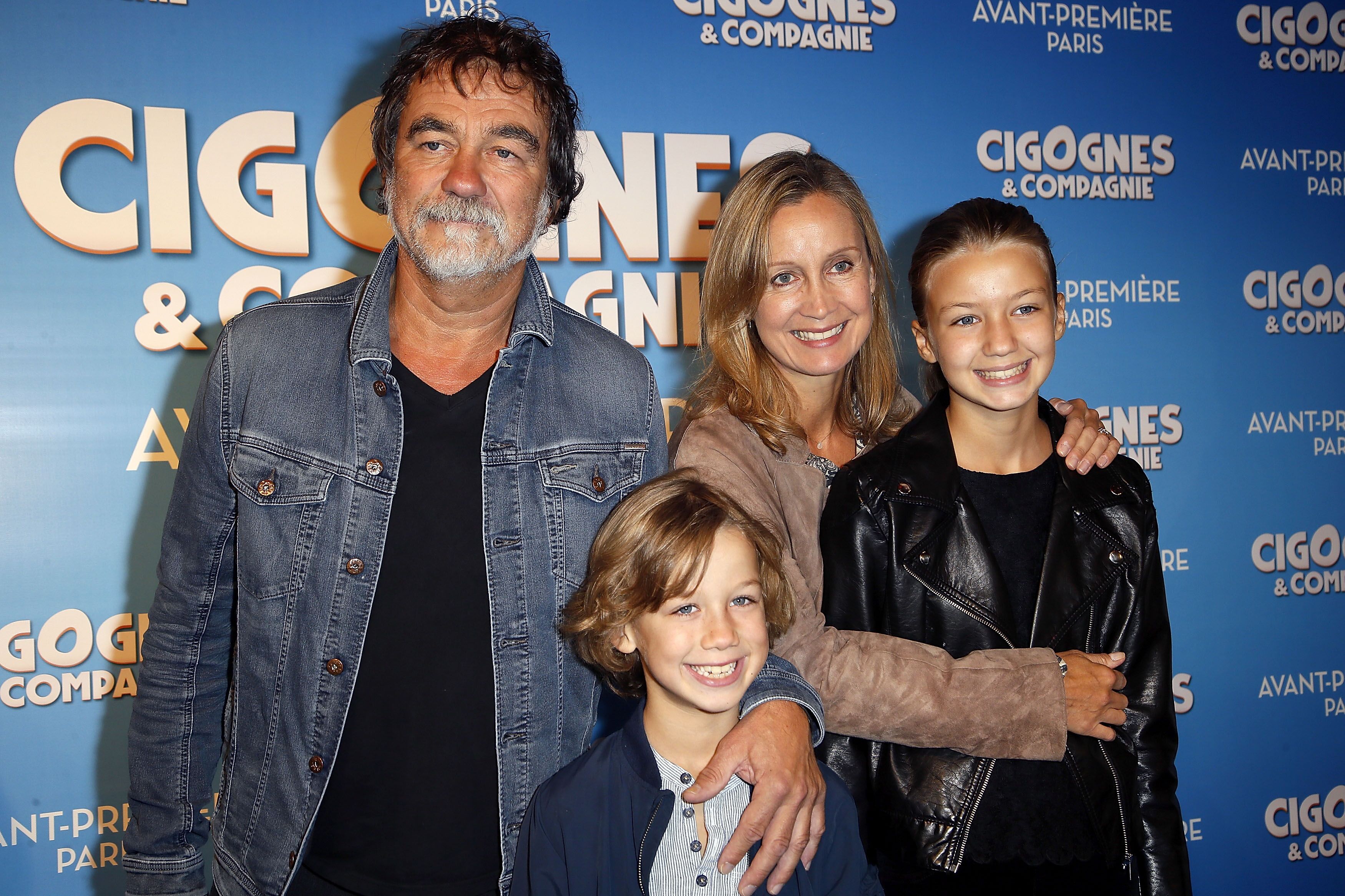 Olivier Marchal, son épouse Catherine Marchal, leur fils Basile et leur fille Ninon assistent au cinéma Gaumont Marignan à Paris, France. | Photo : Getty Images