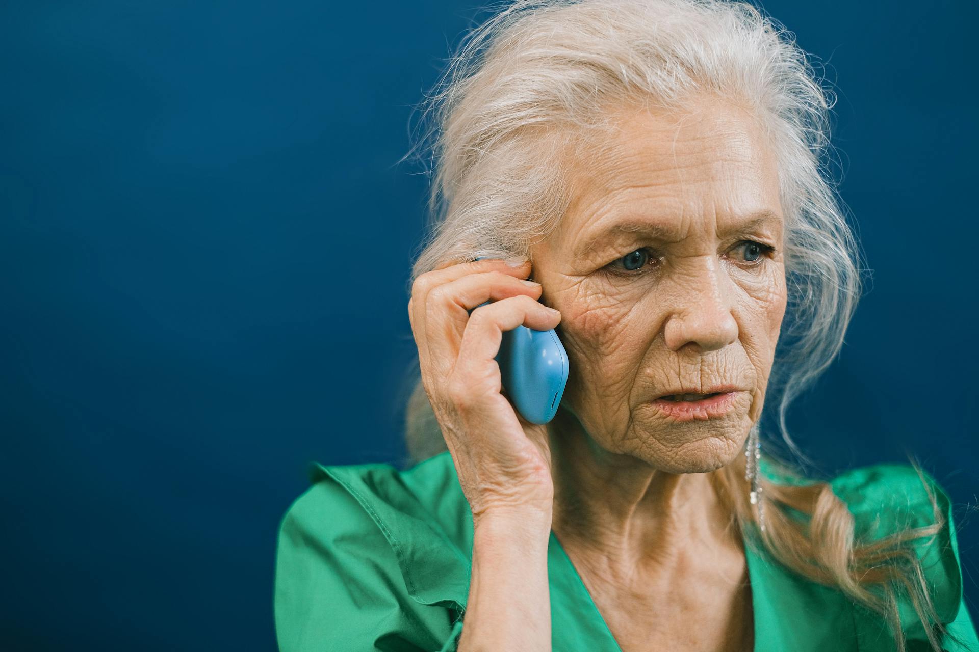 Older woman talking on the phone | Source: Pexels